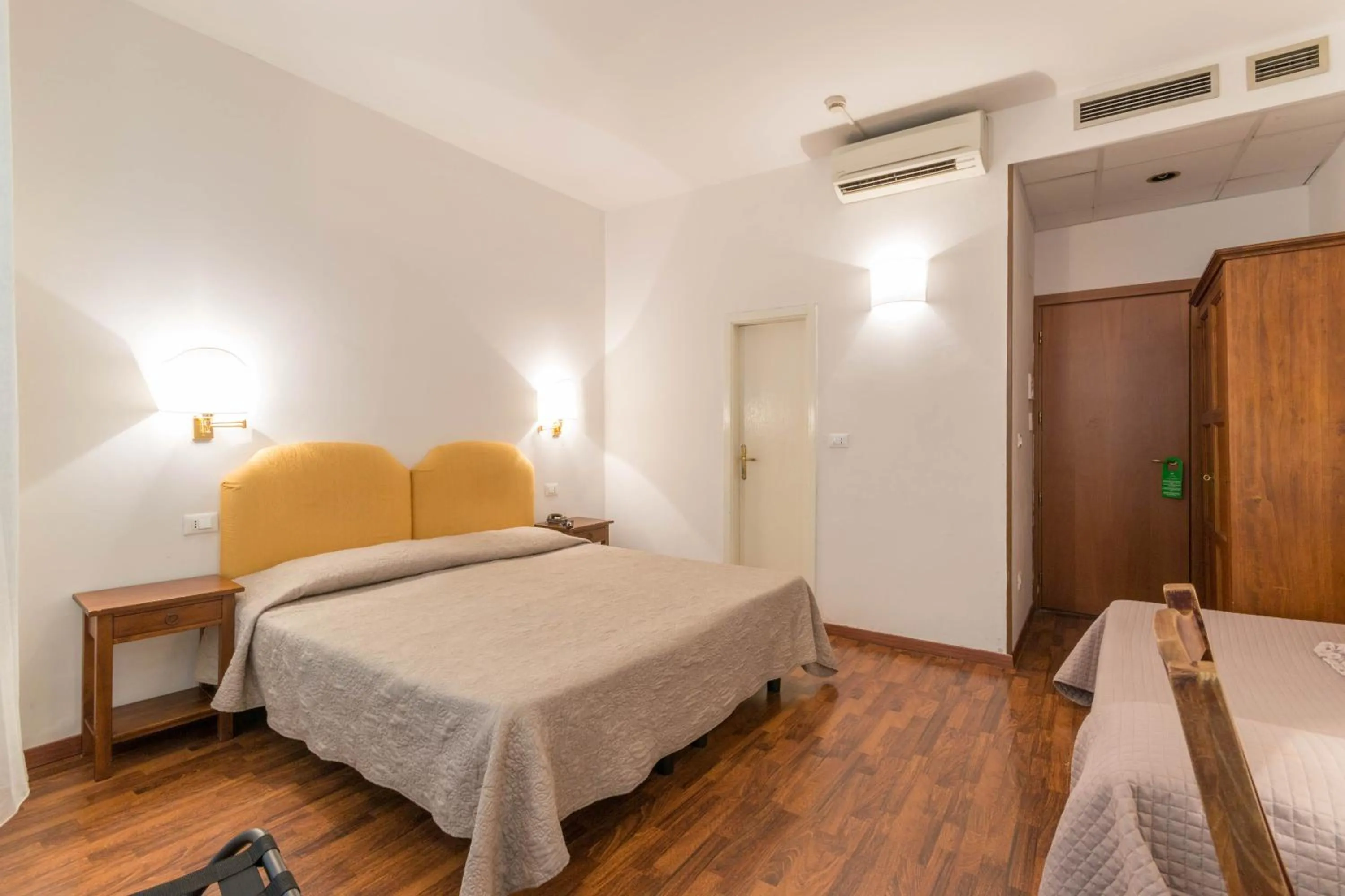 Photo of the whole room, Bed in Hotel Rex