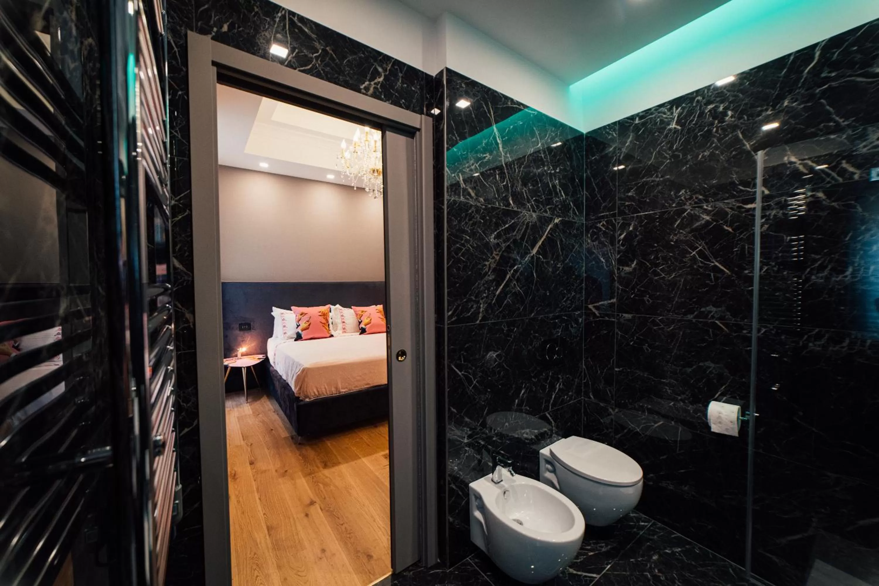 Bathroom, Bed in Aron Only Suites Bed and Breakfast