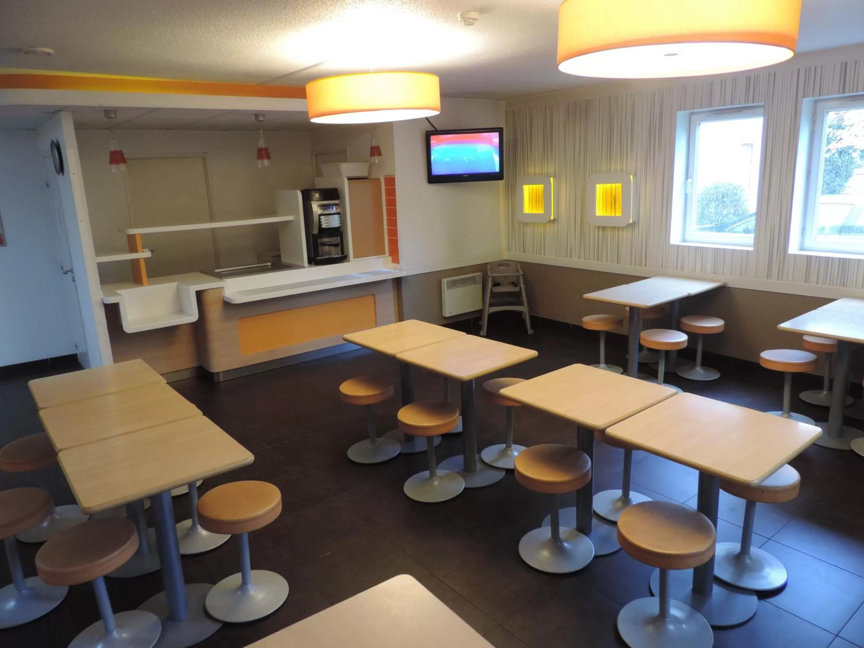 Dining area, Restaurant/Places to Eat in ibis budget Lille Wasquehal