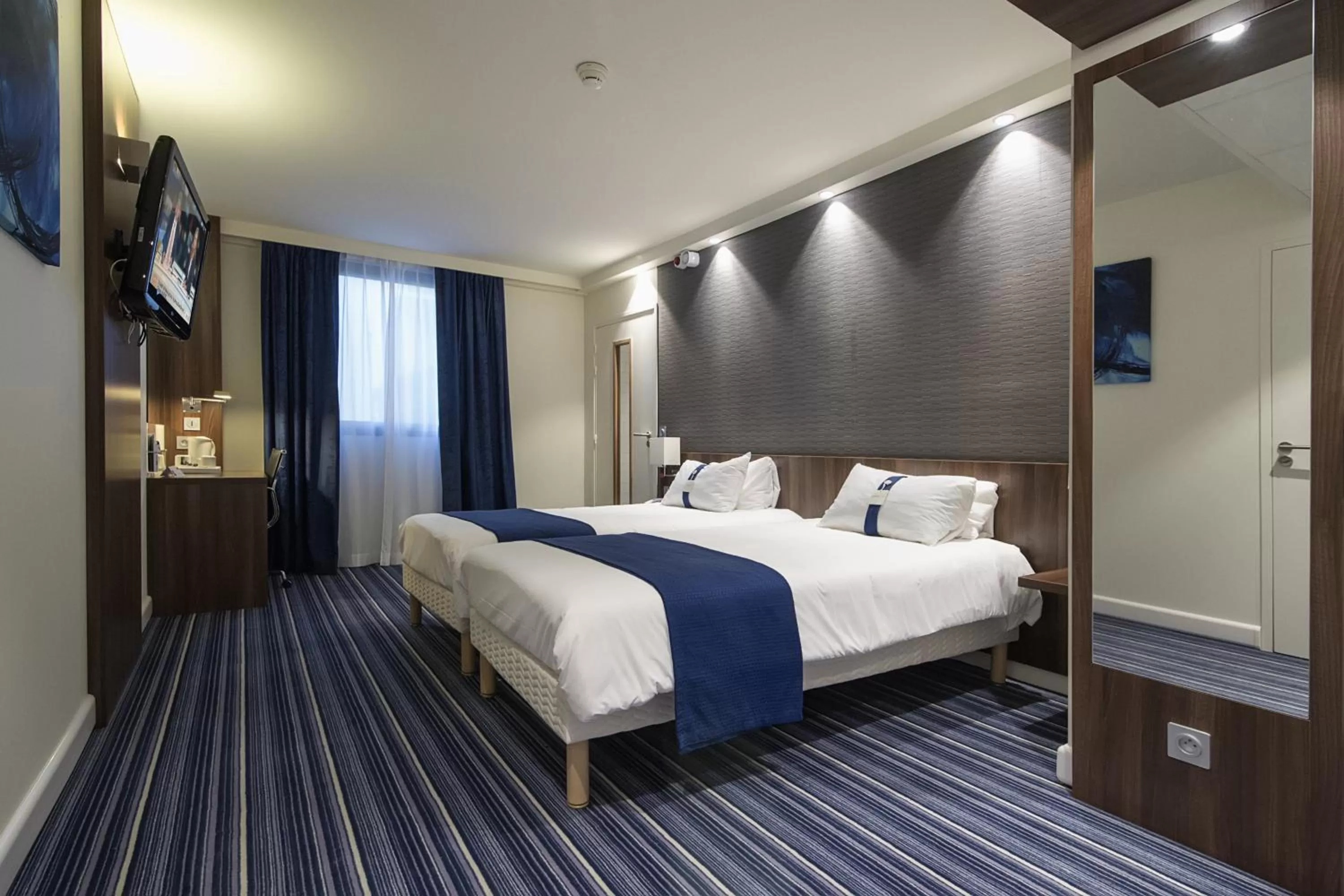 Photo of the whole room, Bed in Holiday Inn Express Lille Centre by IHG