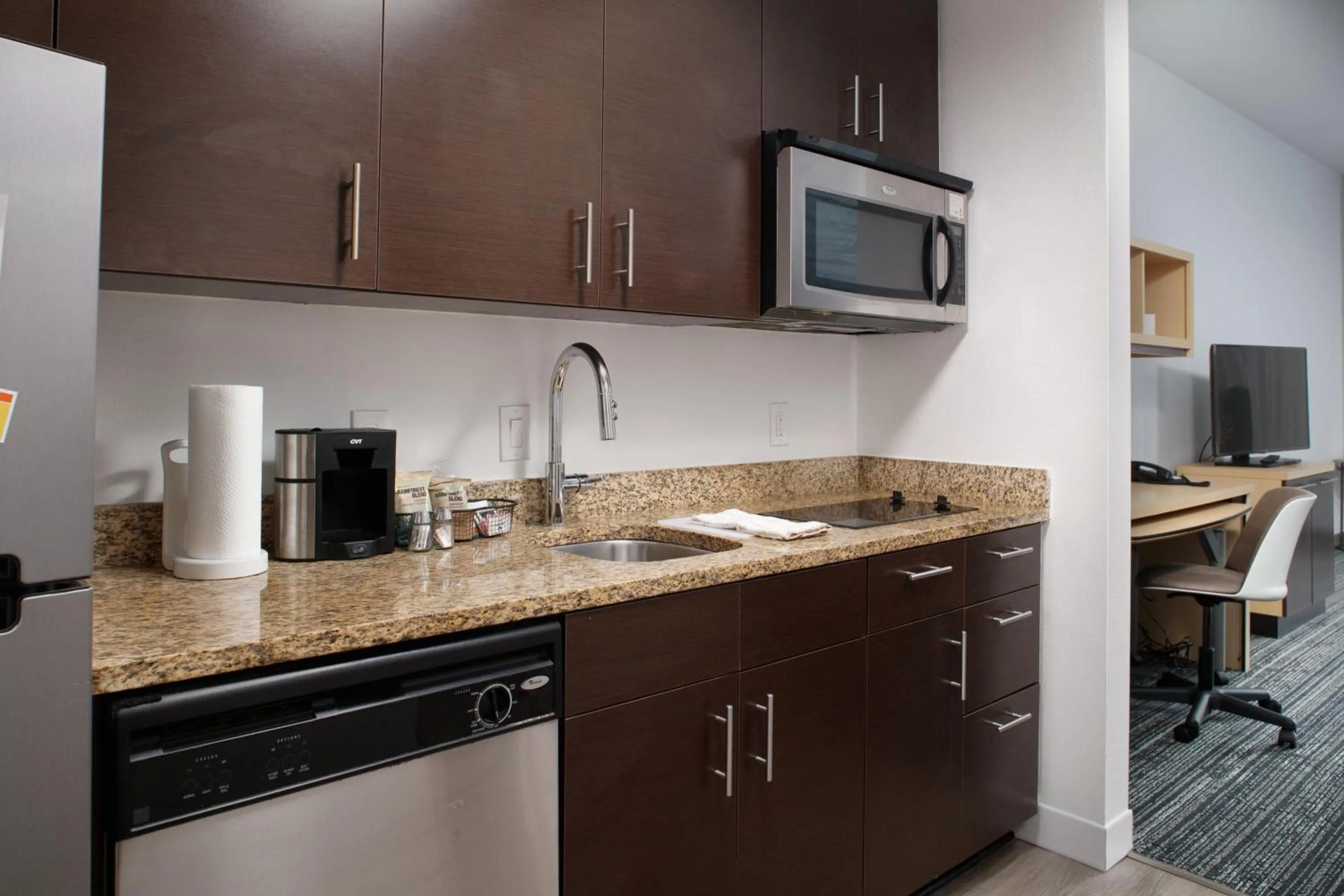 Kitchen or kitchenette in TownePlace Suites by Marriott Savannah Airport