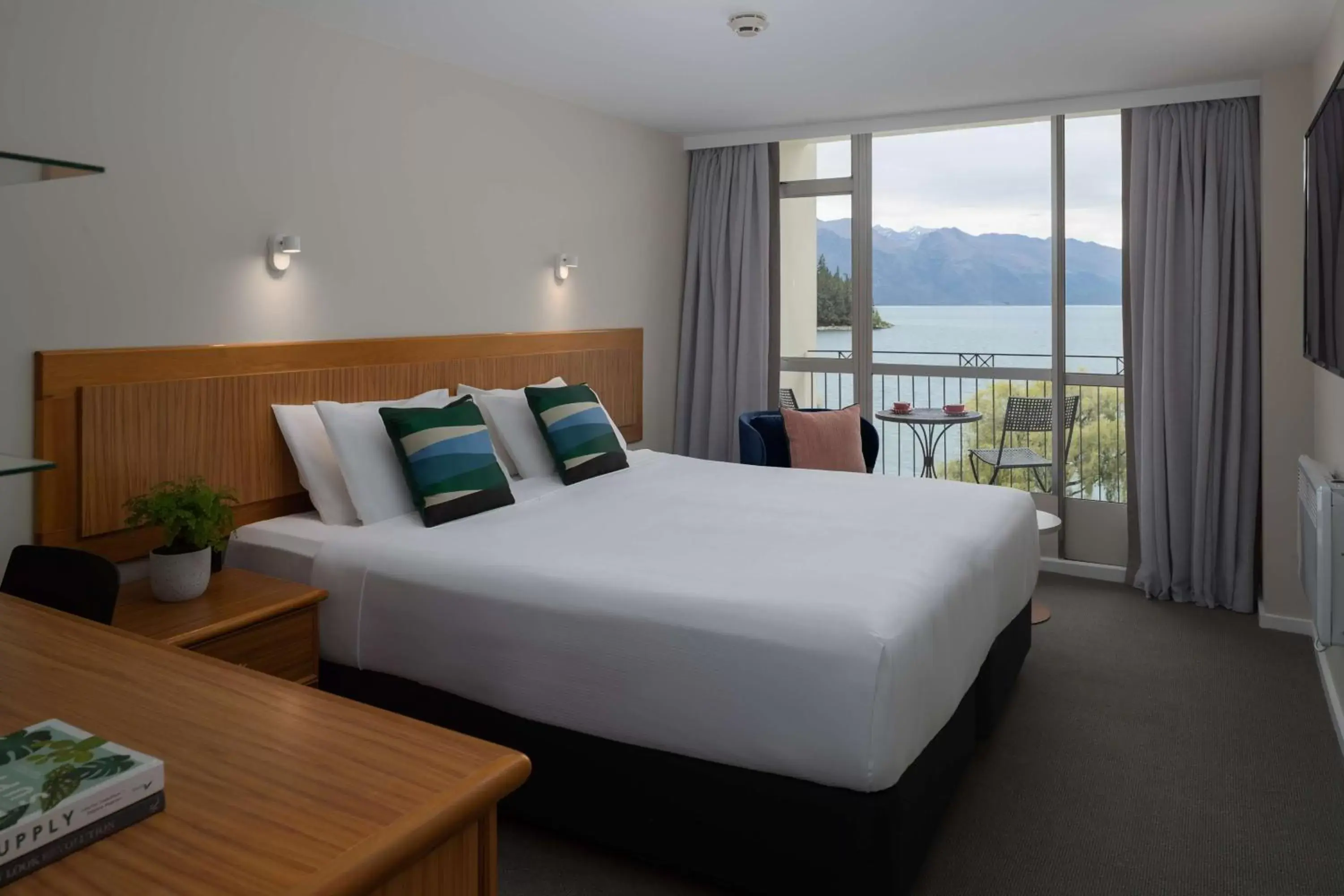 Lake View King Room in Rydges Lakeland Resort Queenstown Lake View King Room in Rydges Lakeland Resort Queenstown