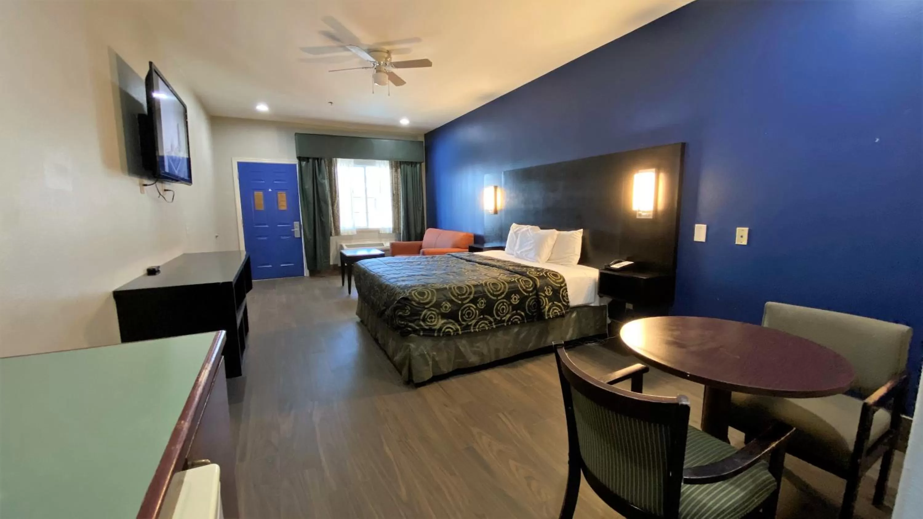 Photo of the whole room, Bed in Texas Inn Alamo