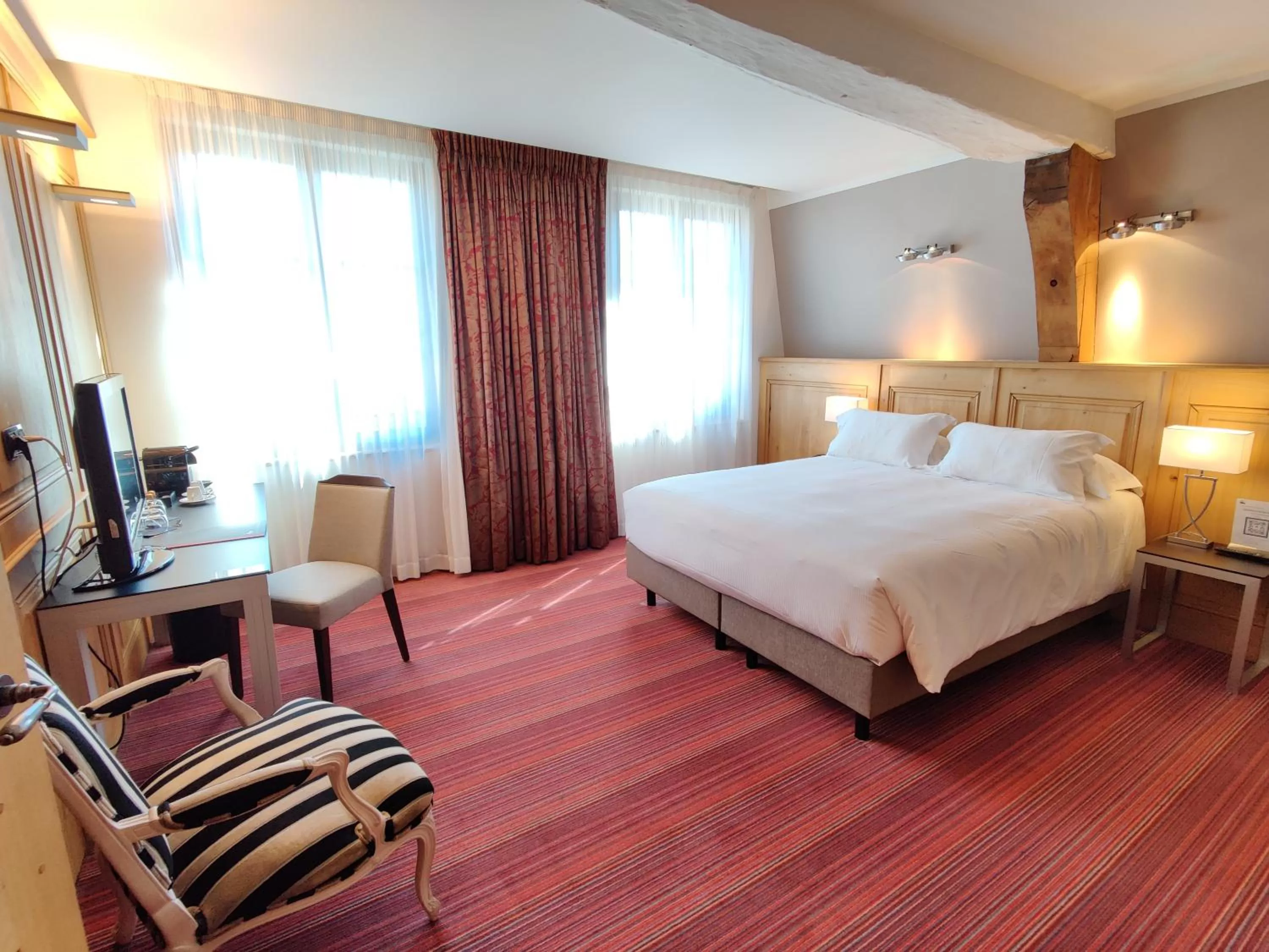 Bed in Hôtel de Bourgtheroulde, Autograph Collection