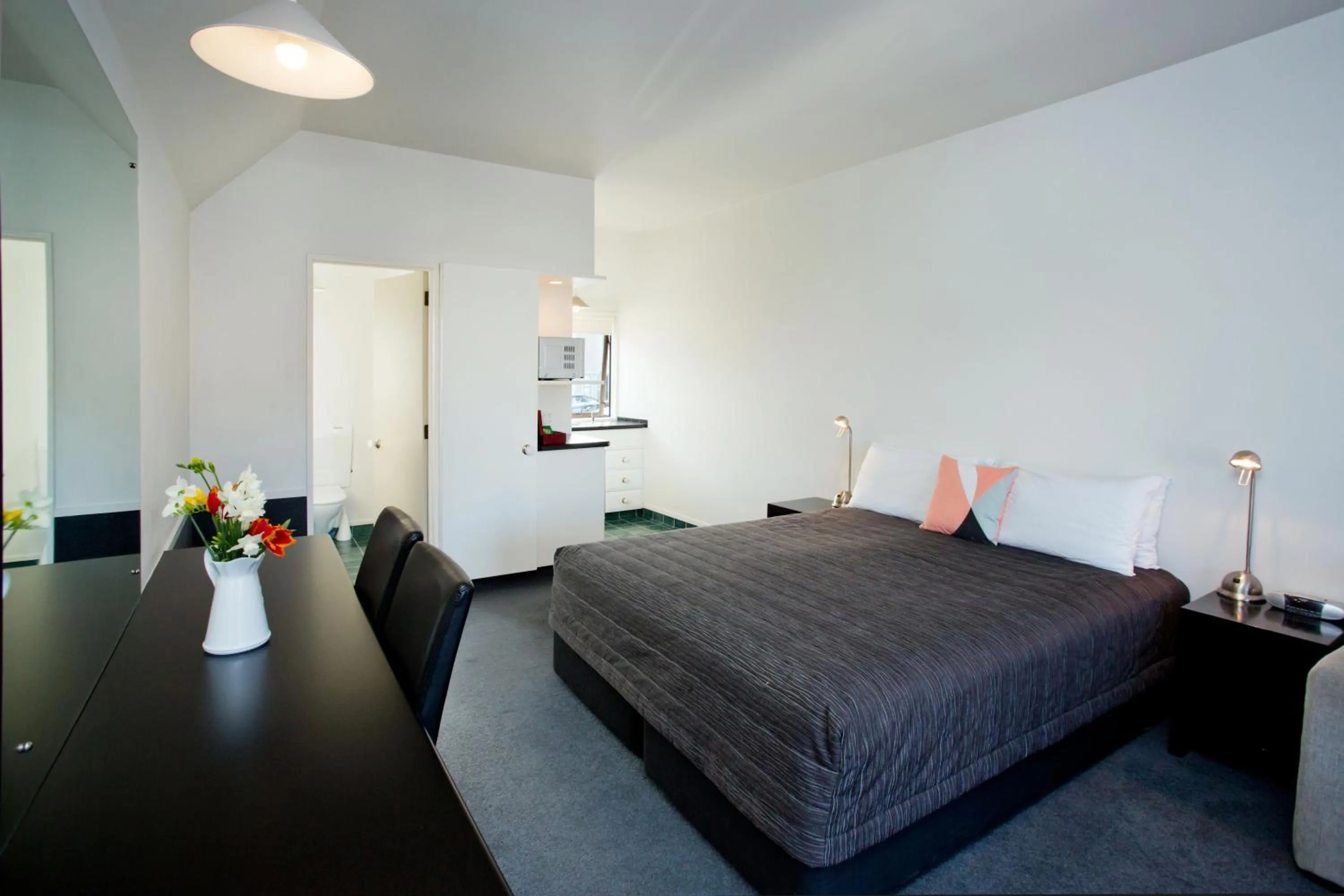 Photo of the whole room, Bed in Cable Court Motel