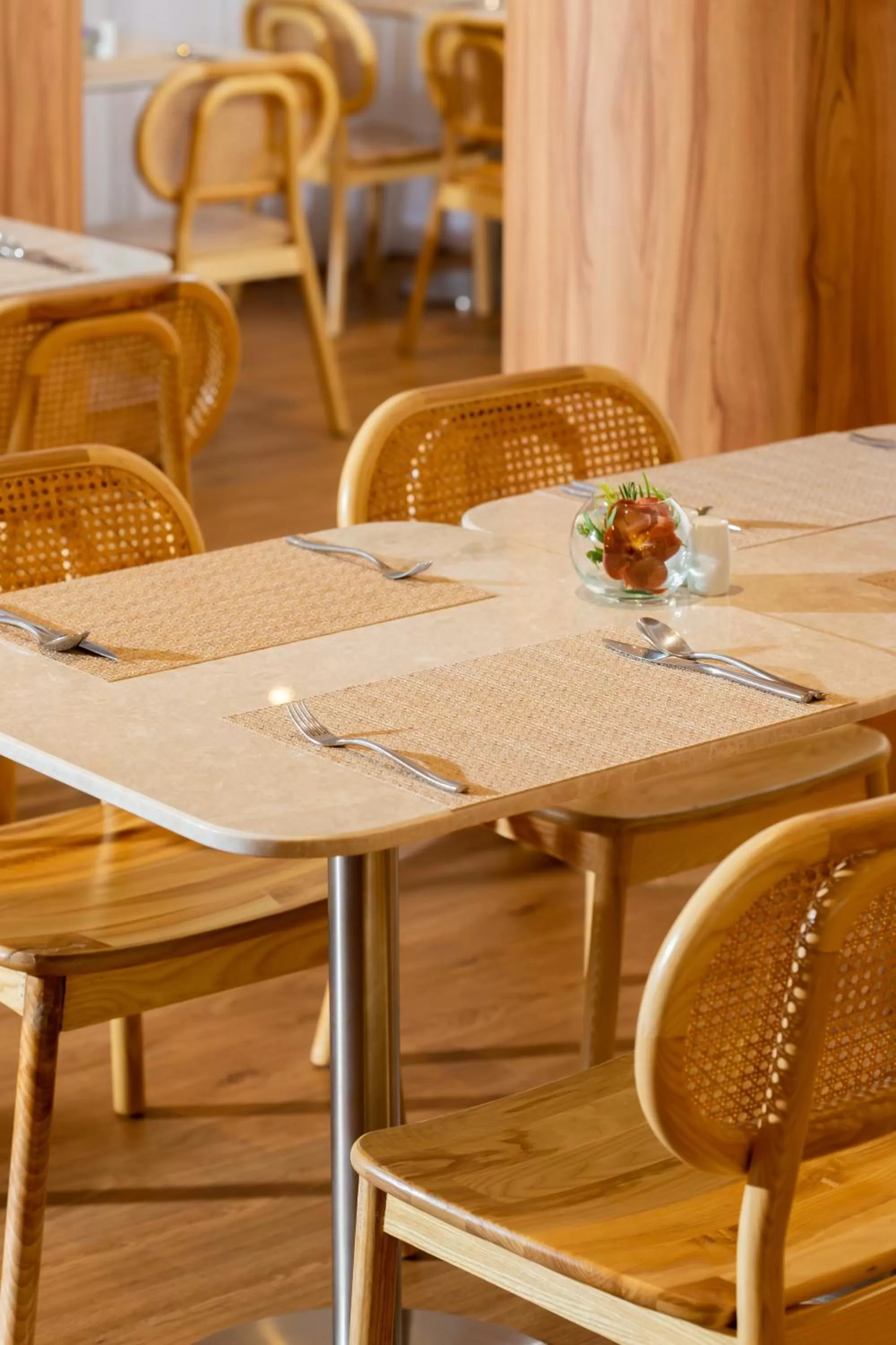 Restaurant/places to eat in Arck Hotel