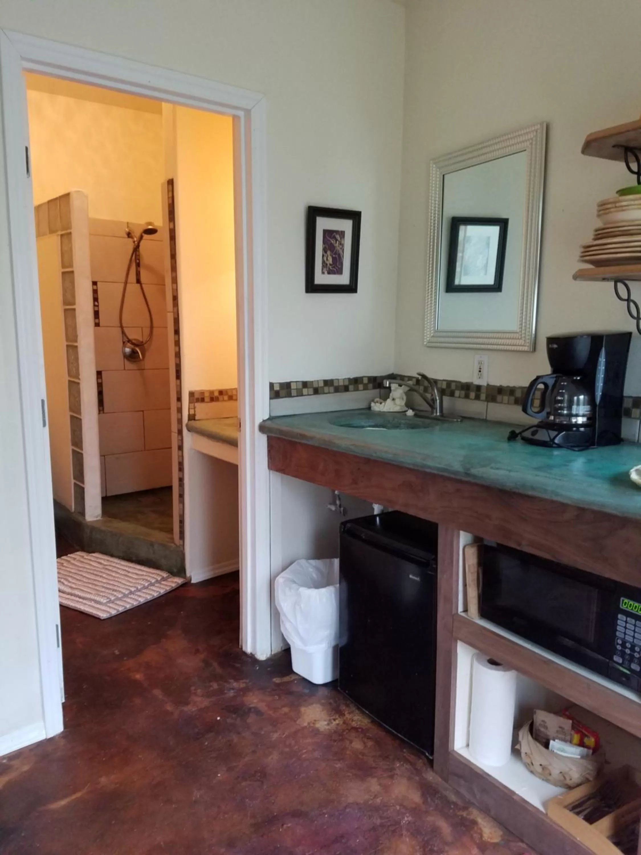 Kitchen or kitchenette in Aloha Crater Lodge