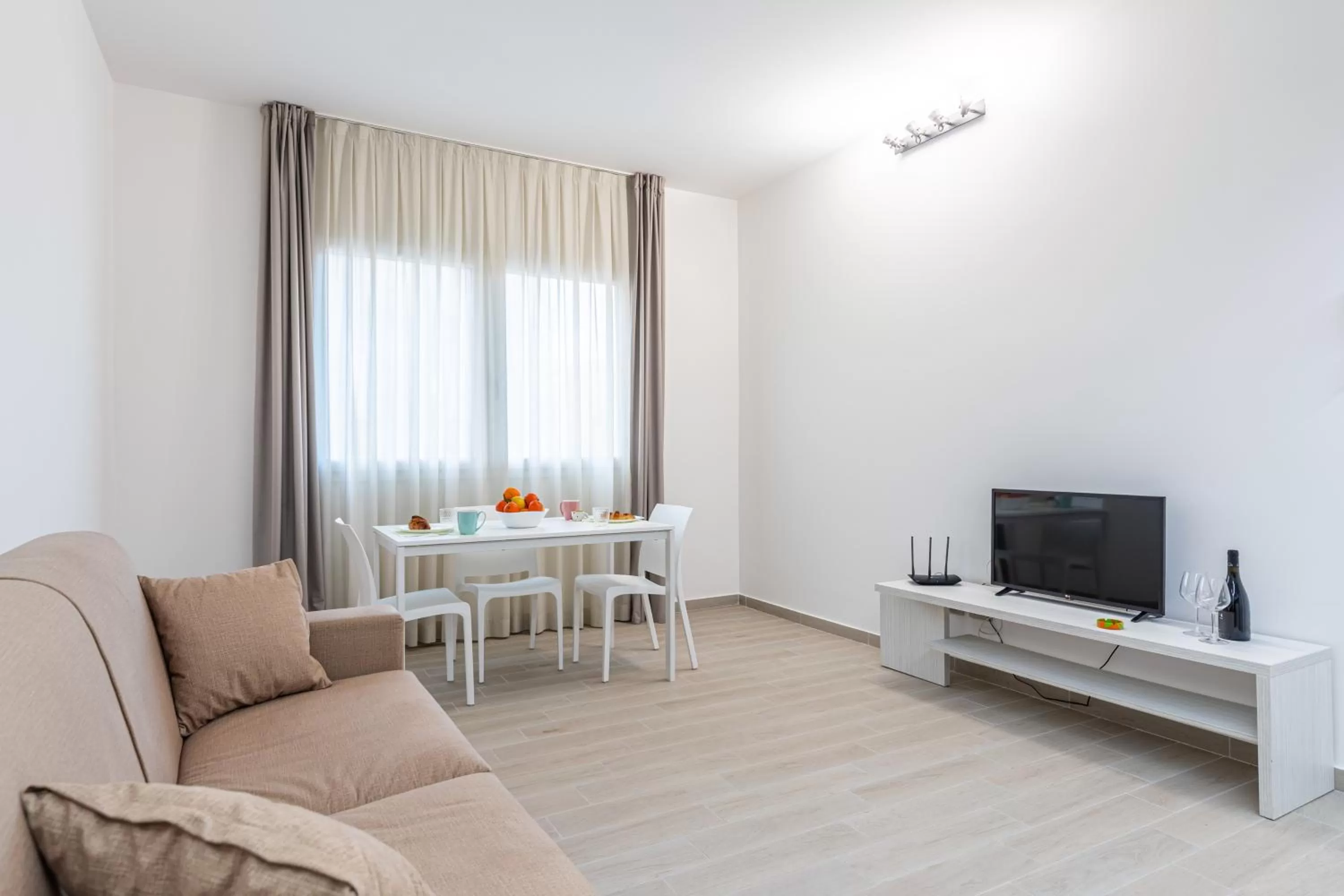 Communal lounge/ TV room in Solemar Sicilia - Multi Suite