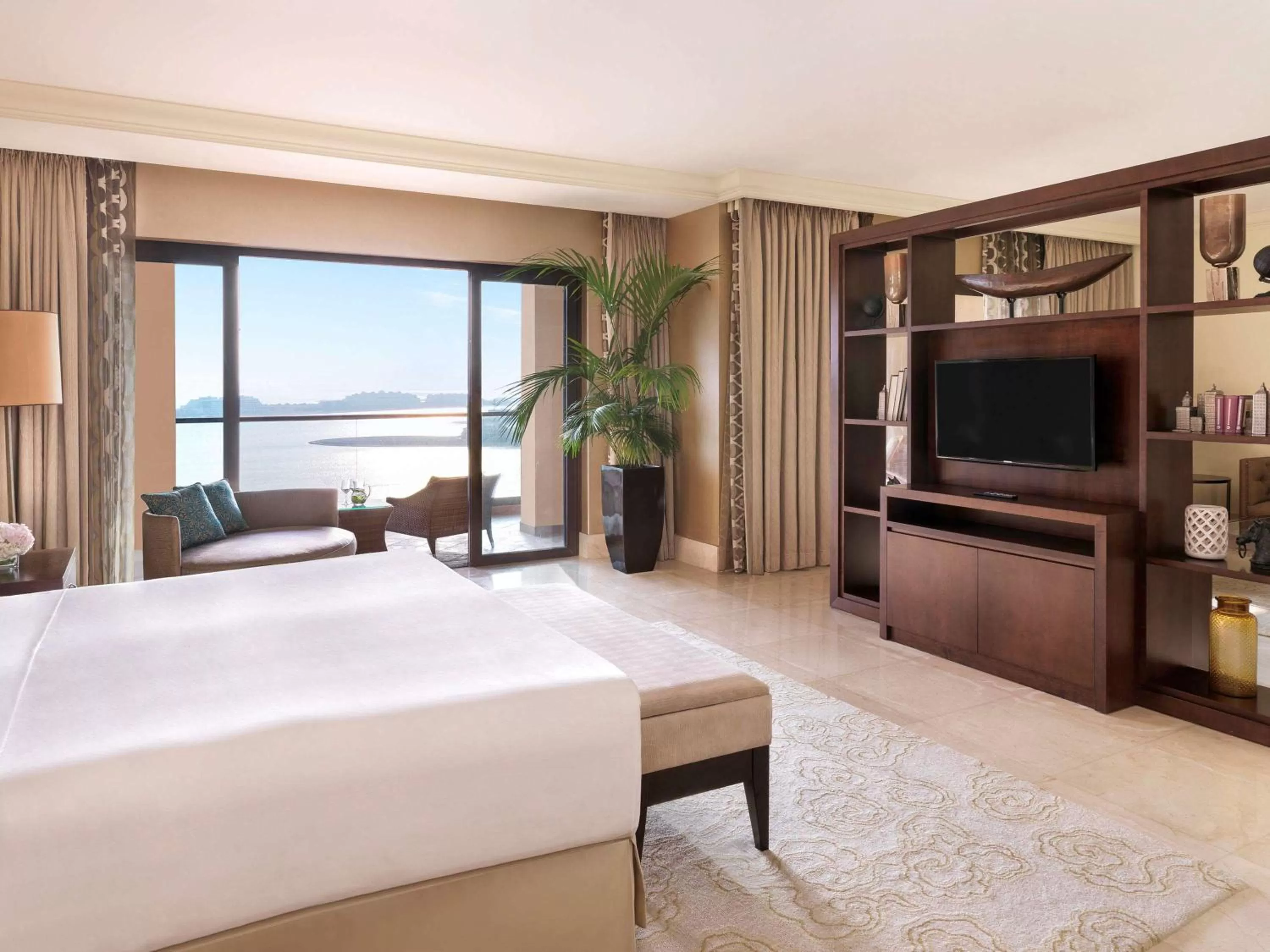 Photo of the whole room, Bed in Fairmont The Palm