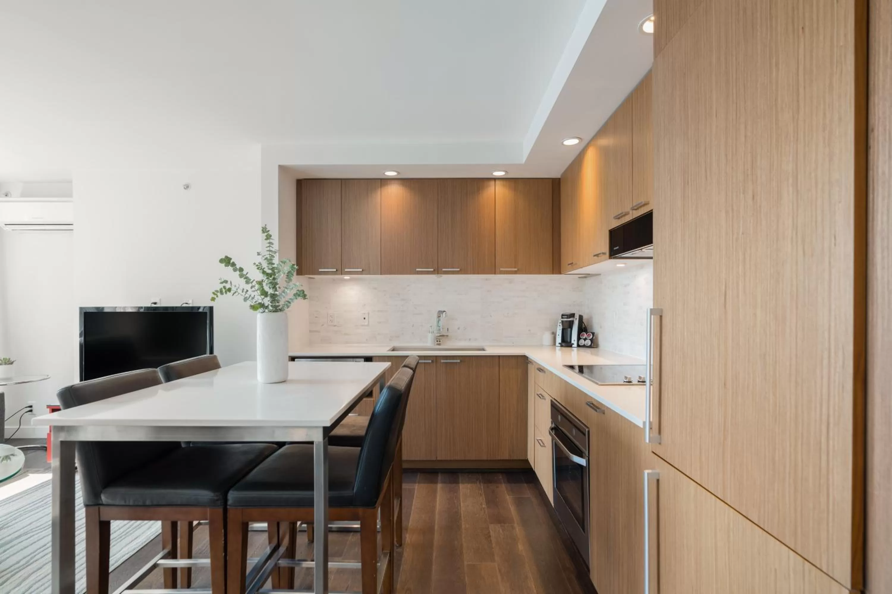 Kitchen or kitchenette in Level Vancouver Yaletown - Seymour