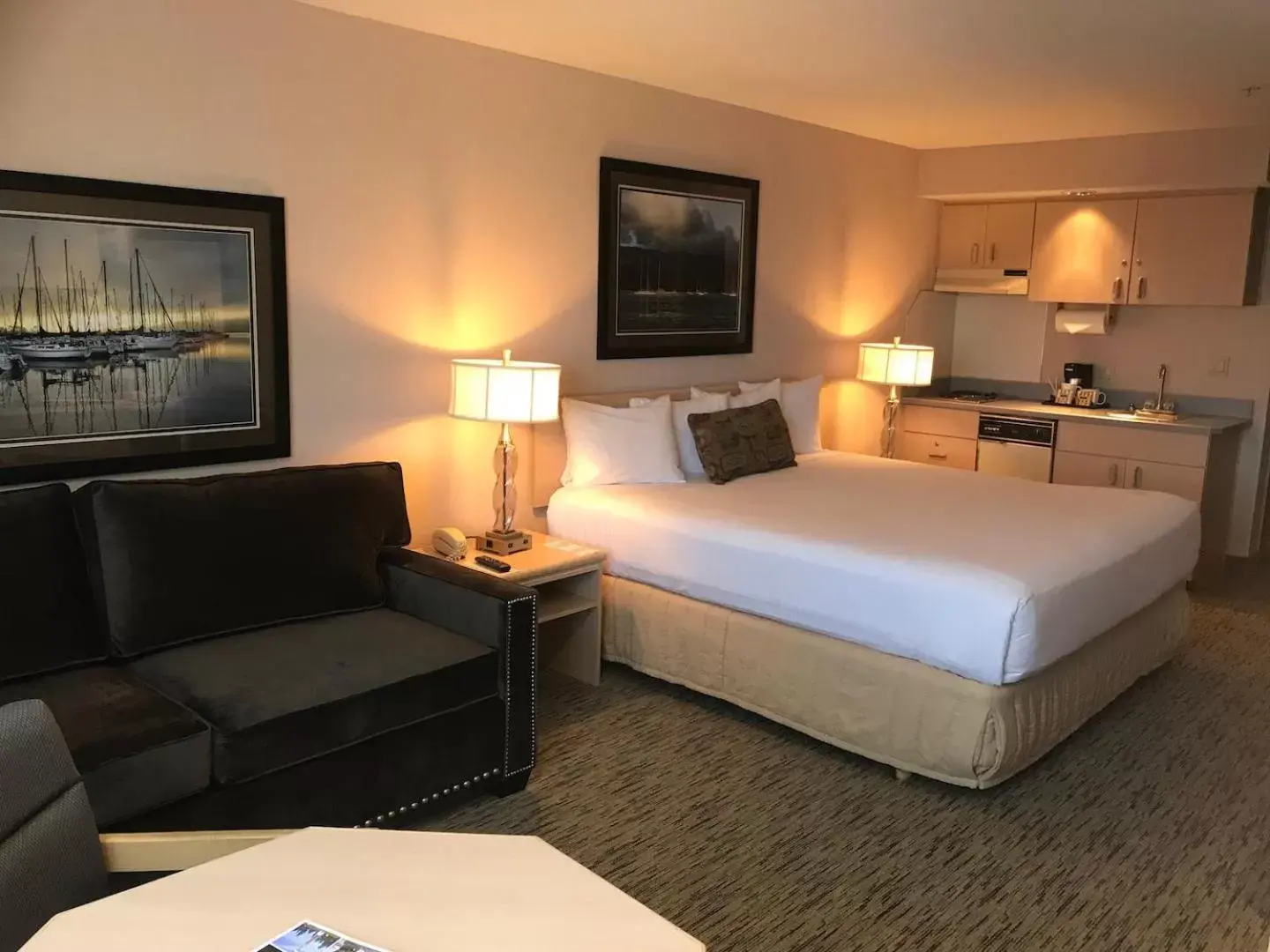 Deluxe King Room in Commack Inn Deluxe King Room in Commack Inn