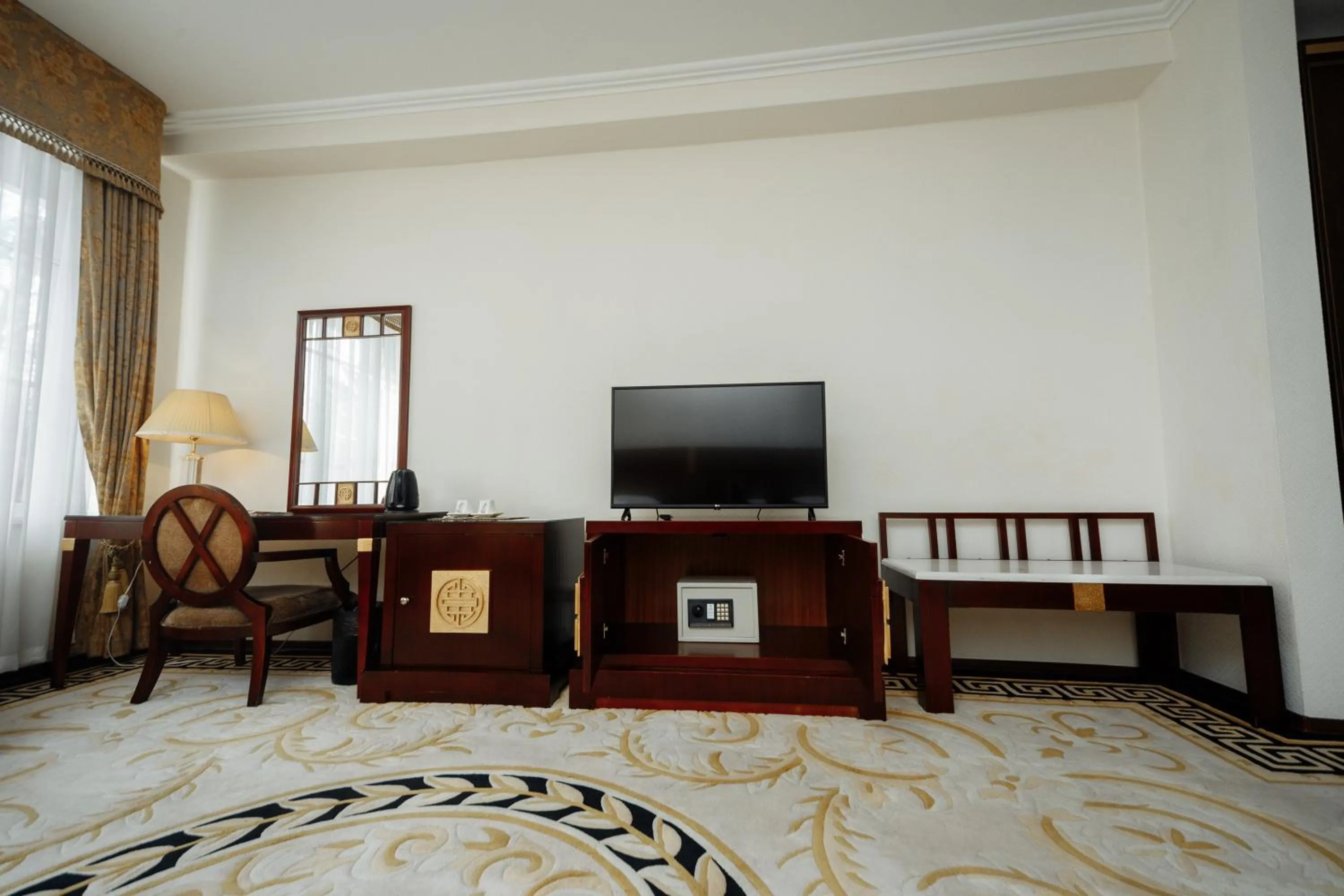 TV and multimedia, TV/Entertainment Center in Club Royal Park