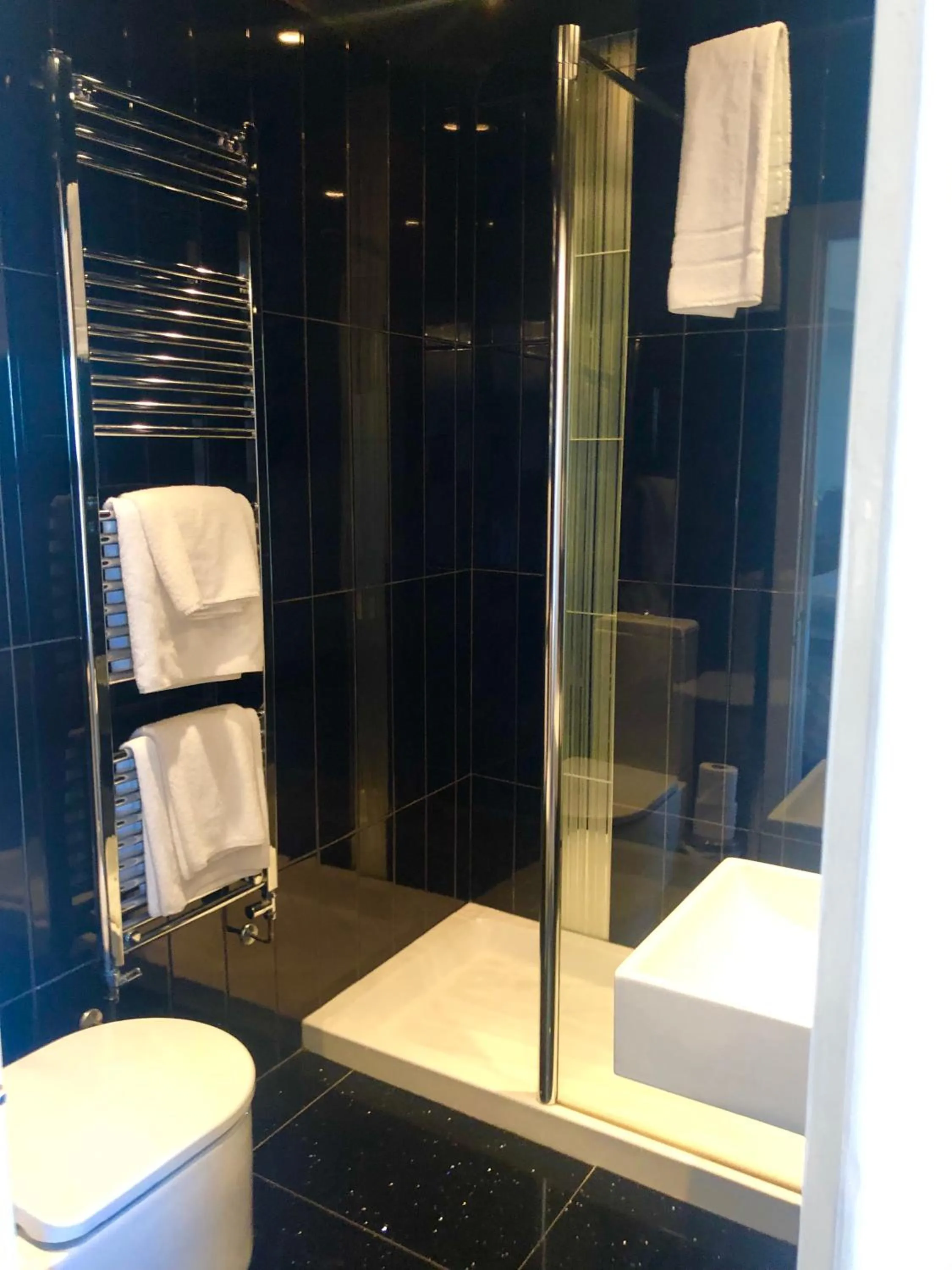 Shower in The Lilly Restaurant With Rooms