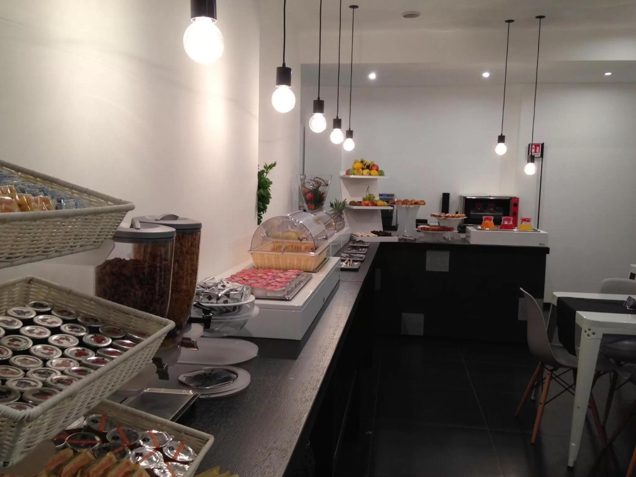 Food and drinks in Navona Theatre Hotel