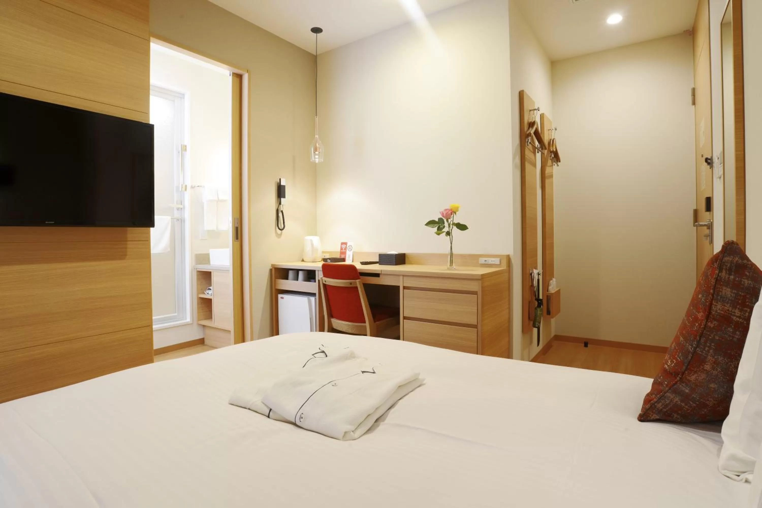 Photo of the whole room, Bed in Red Roof Inn & Suites Osaka Namba Nipponbashi