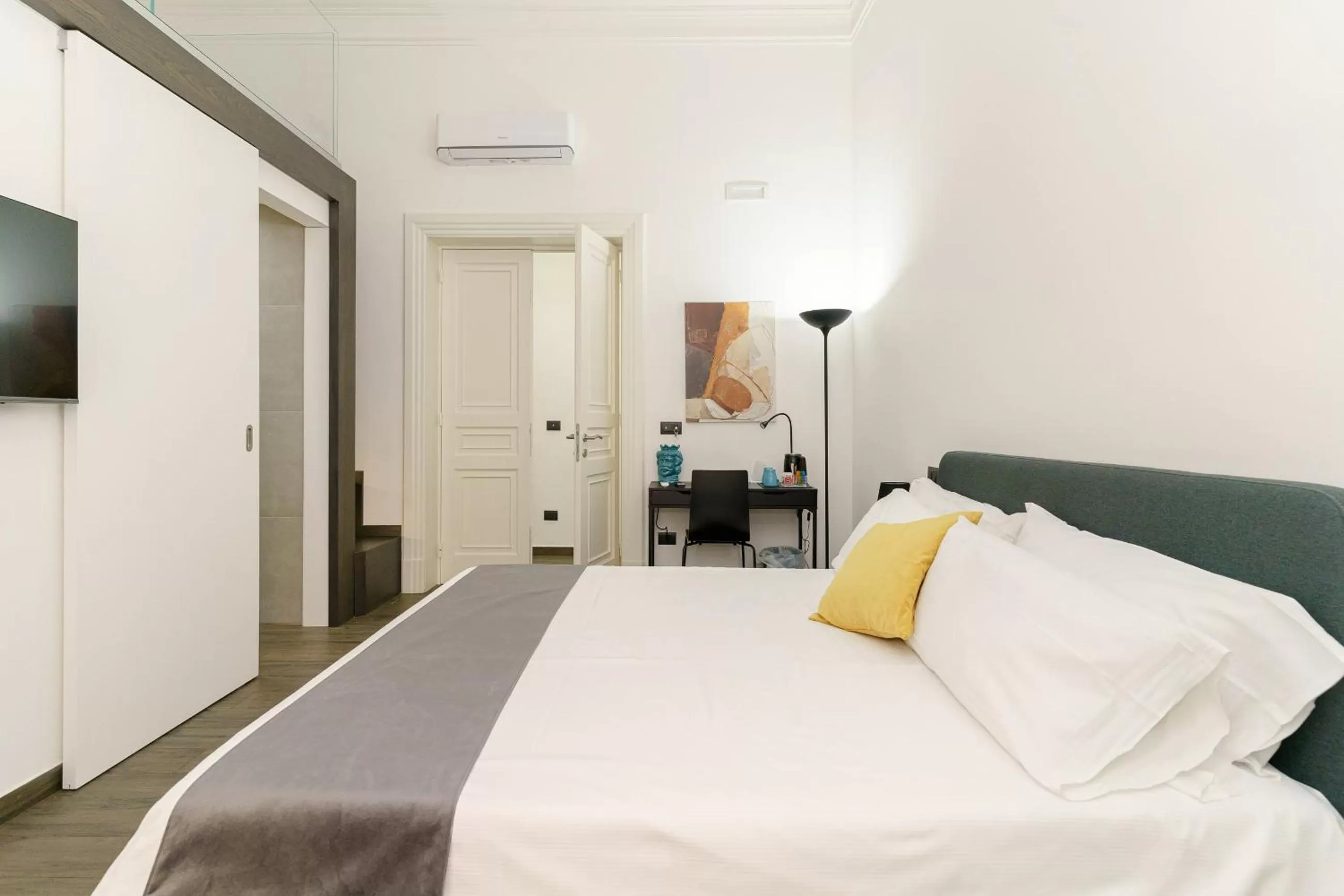 Photo of the whole room, Bed in SiSTO18