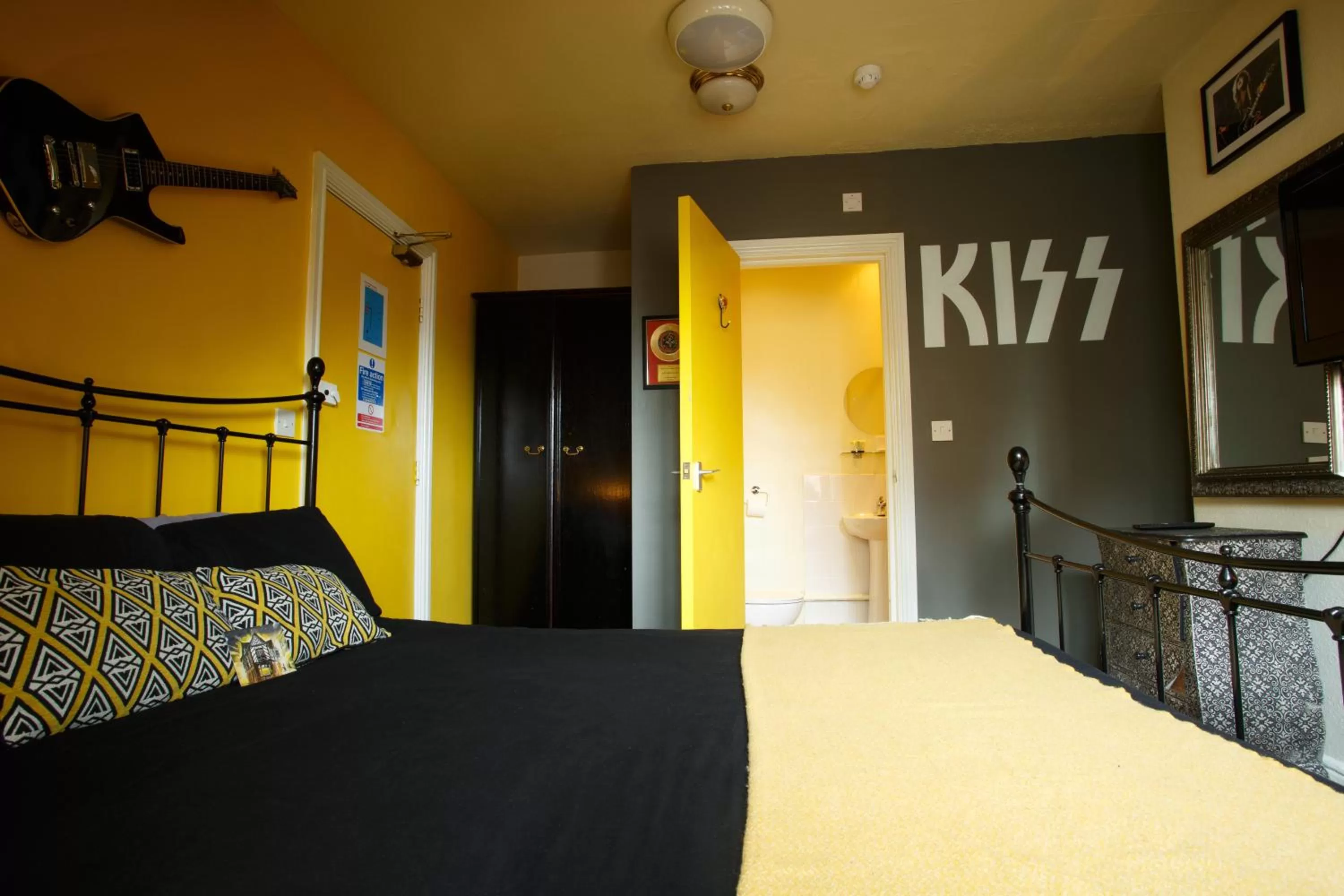 Bedroom, Bed in The Saddle Inn