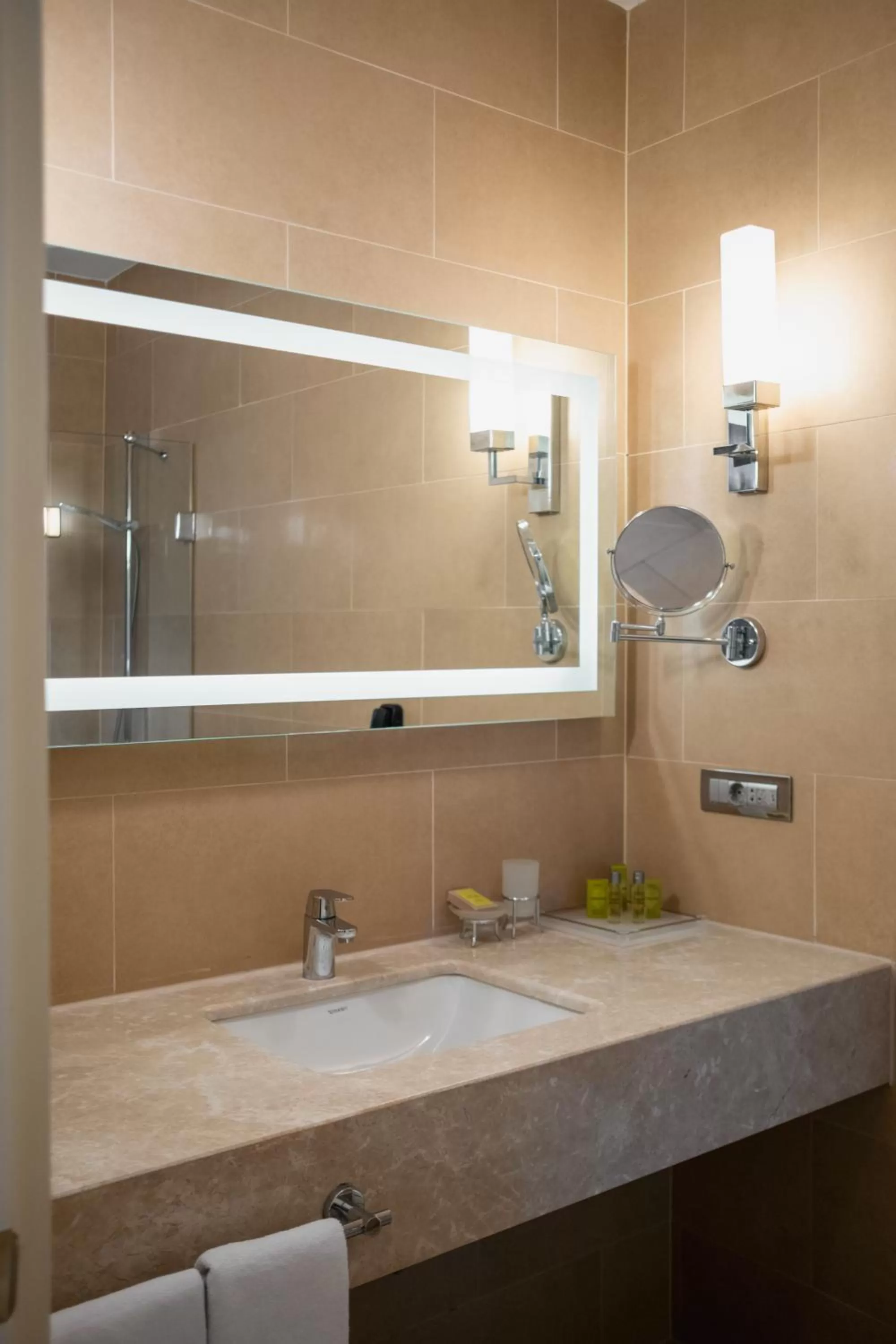 Shower, Bathroom in Windsor Hotel & Convention Center Istanbul