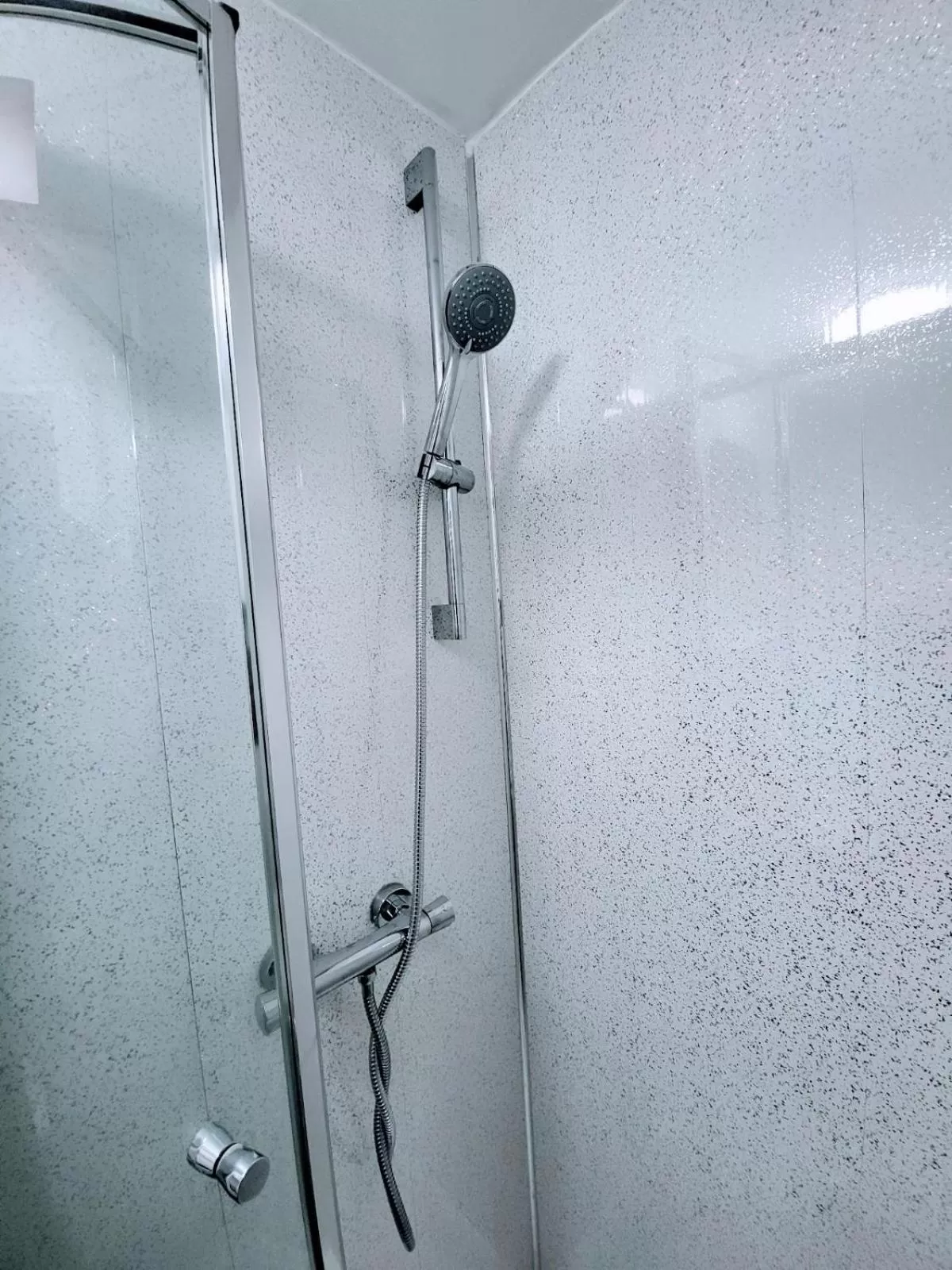 Shower in Easy Living Nottingham - Burns Street