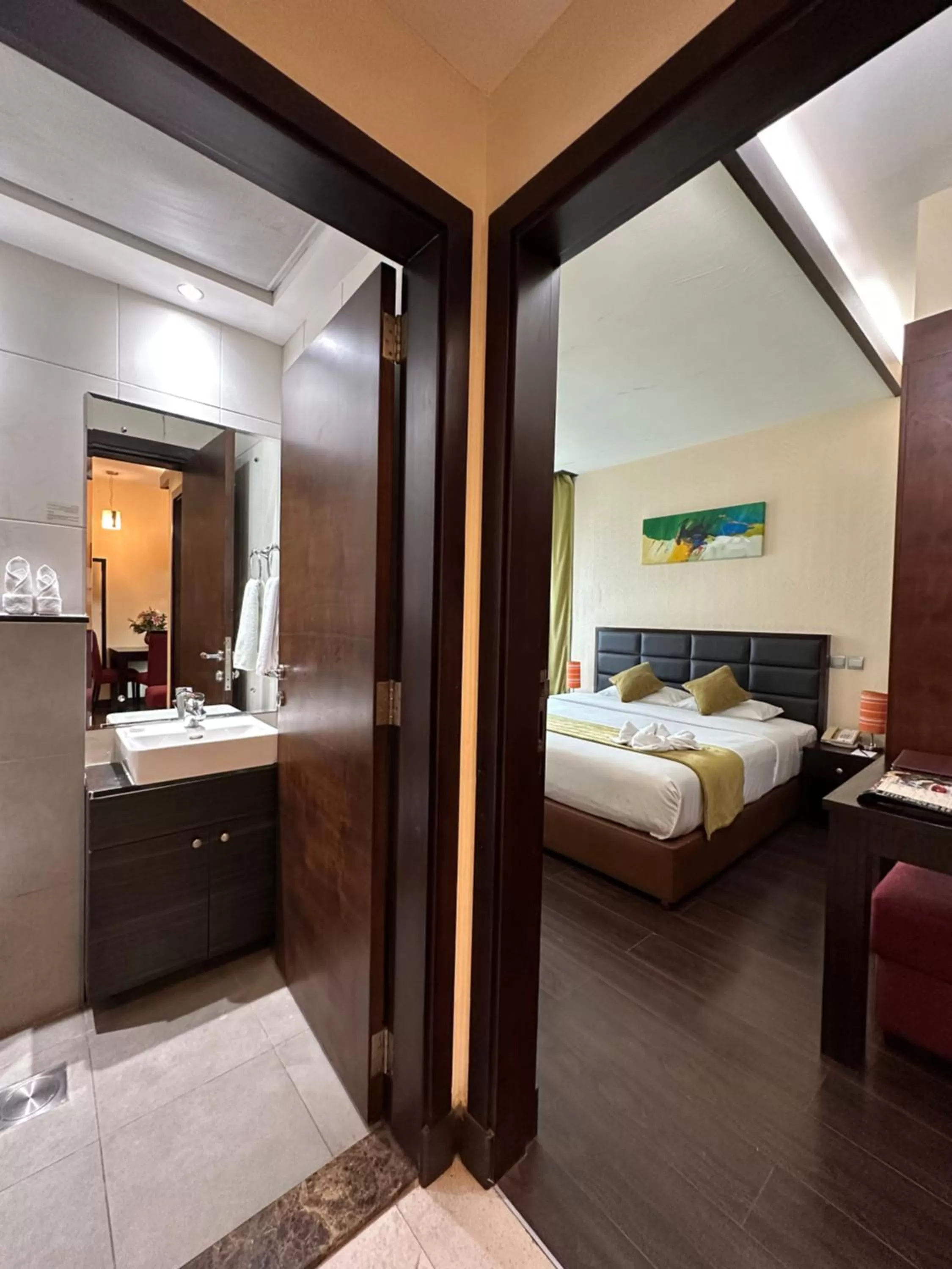 Bathroom, Bed in Marina View Deluxe Hotel Apartment