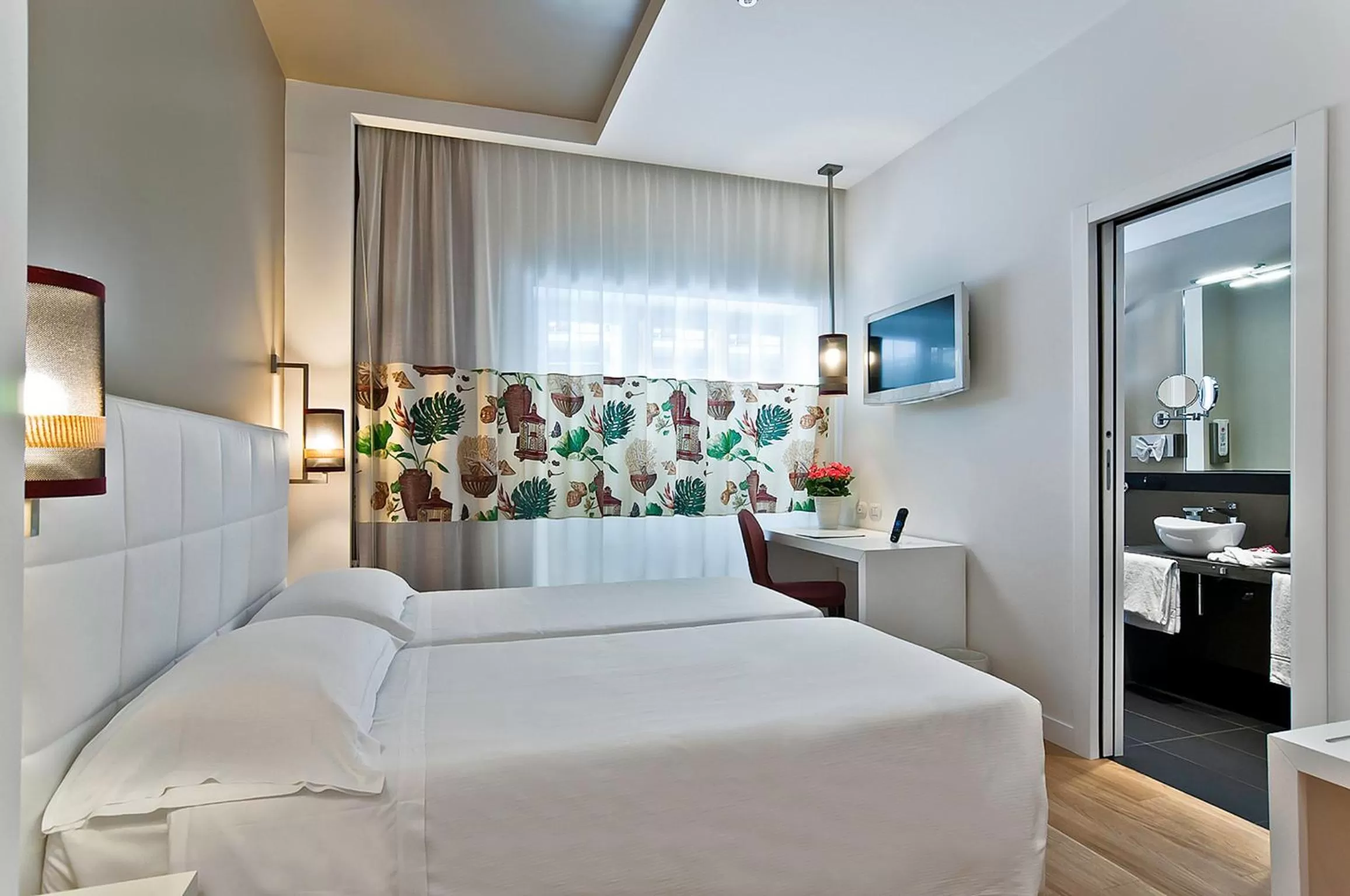 Bed in Hotel Caravel