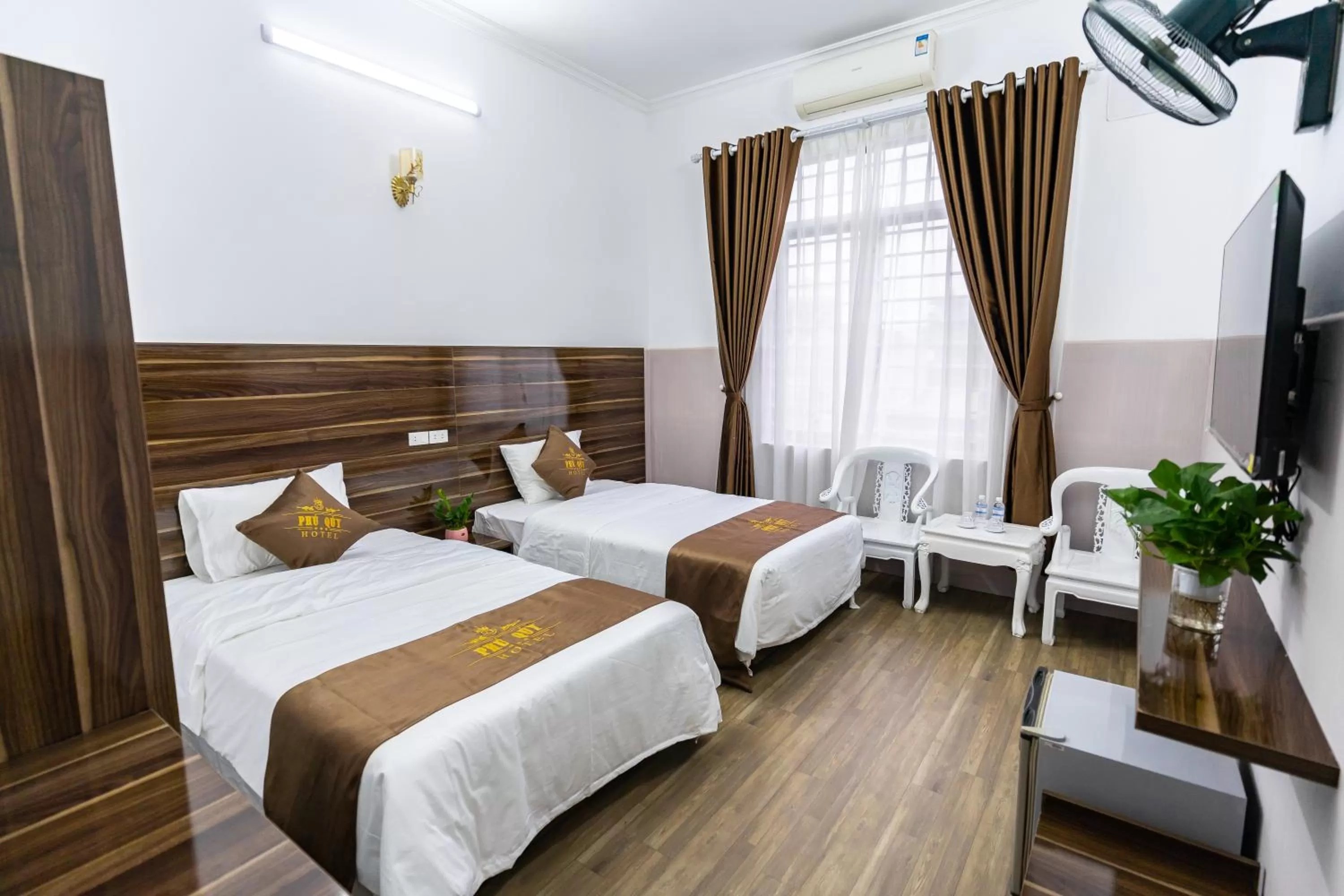 PHÚ QUÝ HOTEL near ĐÔNG KINH MARKET