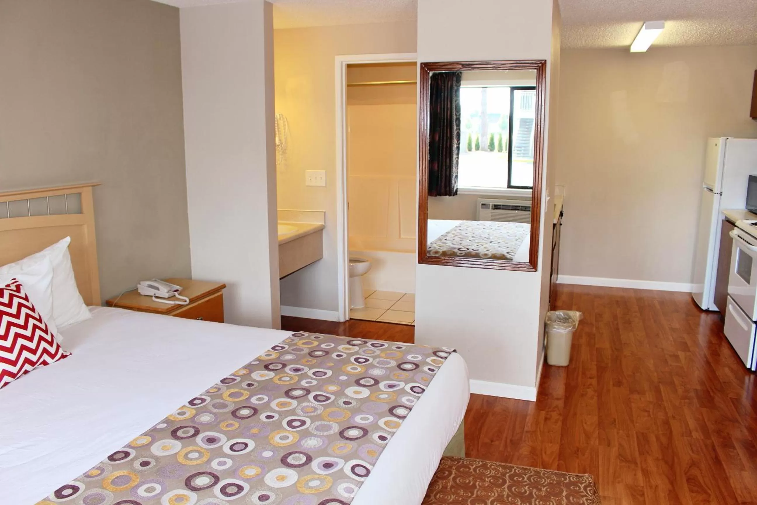 Photo of the whole room, Bed in Days Inn by Wyndham Lakewood South Tacoma