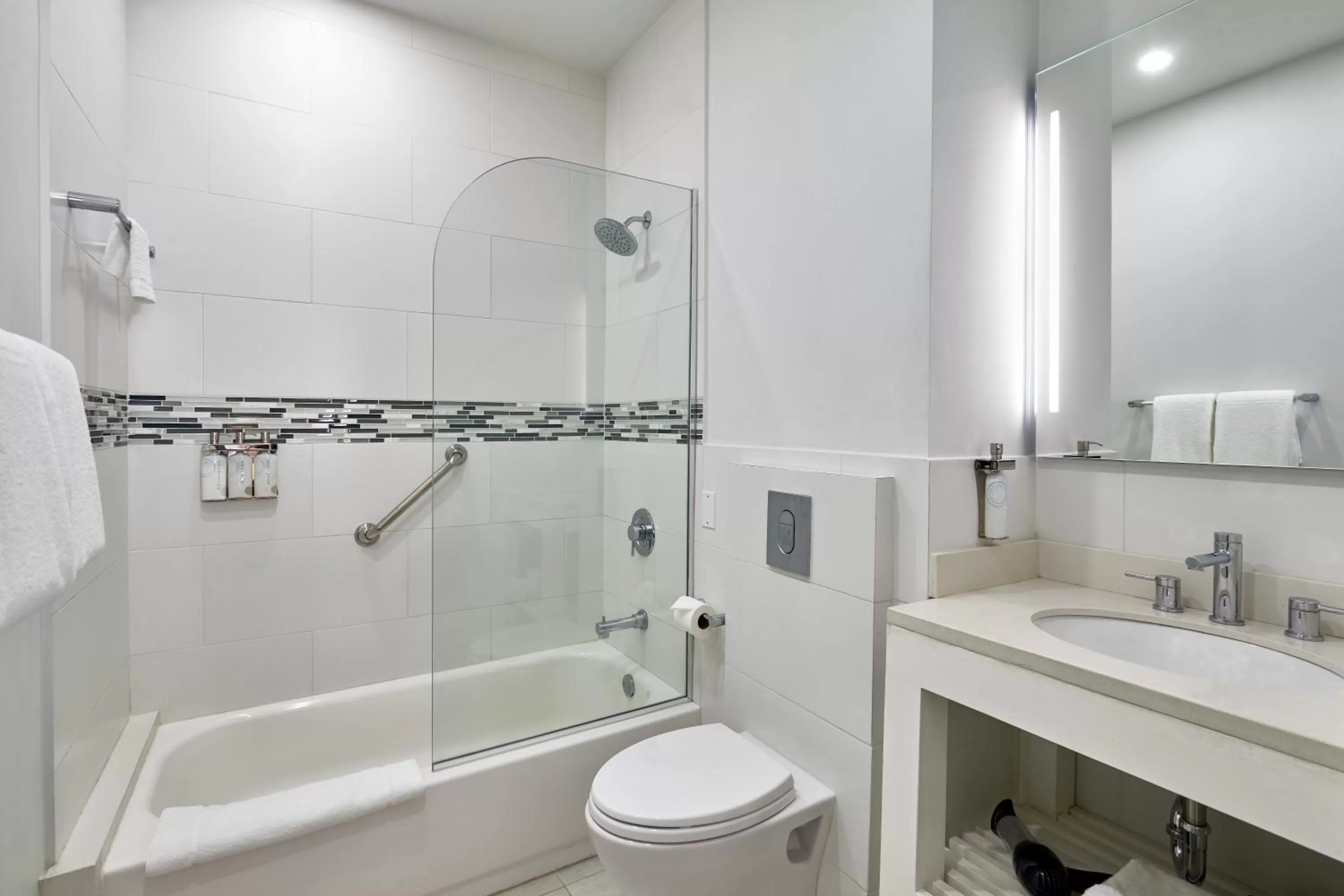 Toilet in R Hotel Kingston