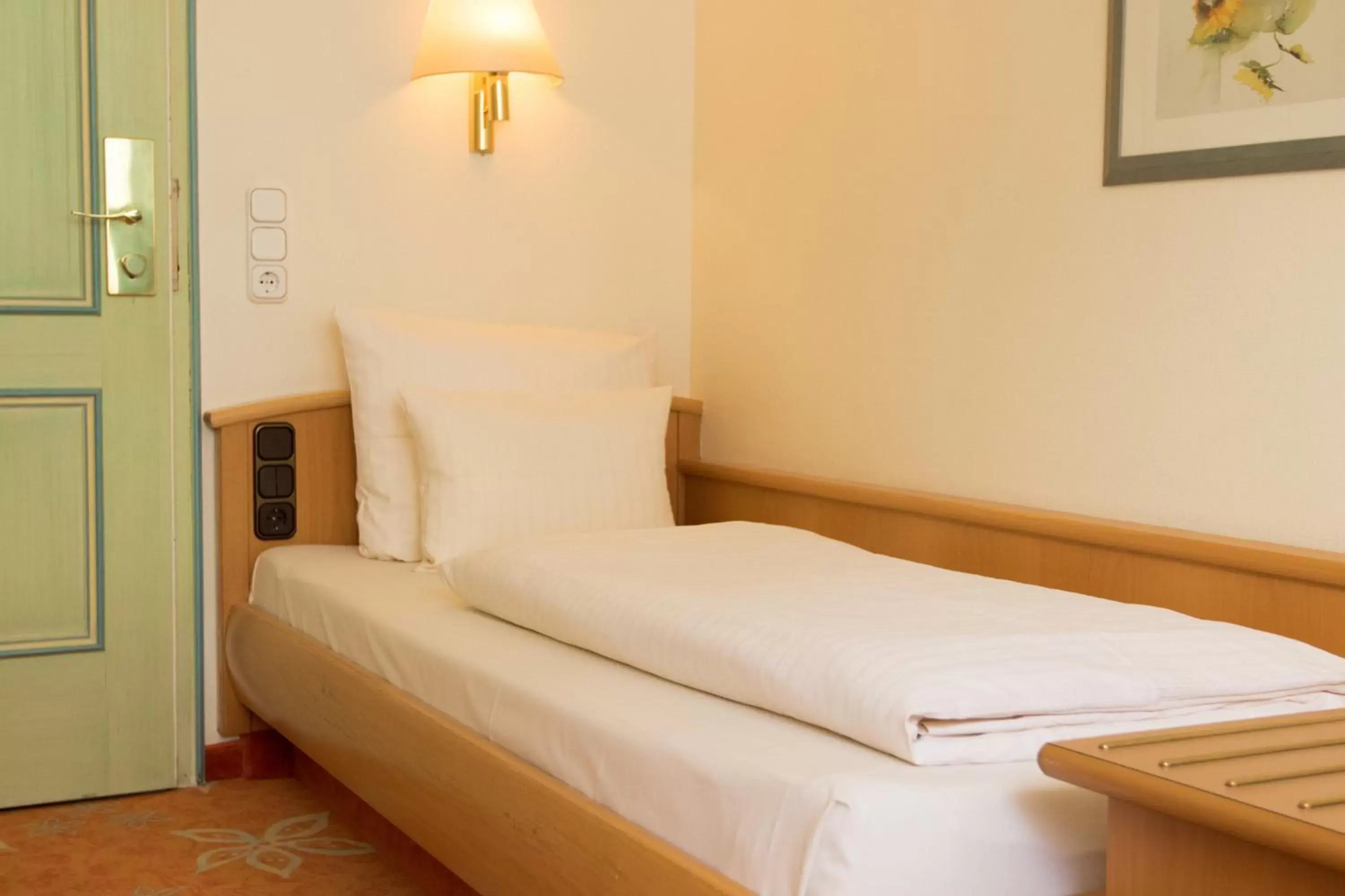 Basic Single Room to the inner Courtyard in Hotel Stadt München Basic Single Room to the inner Courtyard in Hotel Stadt München