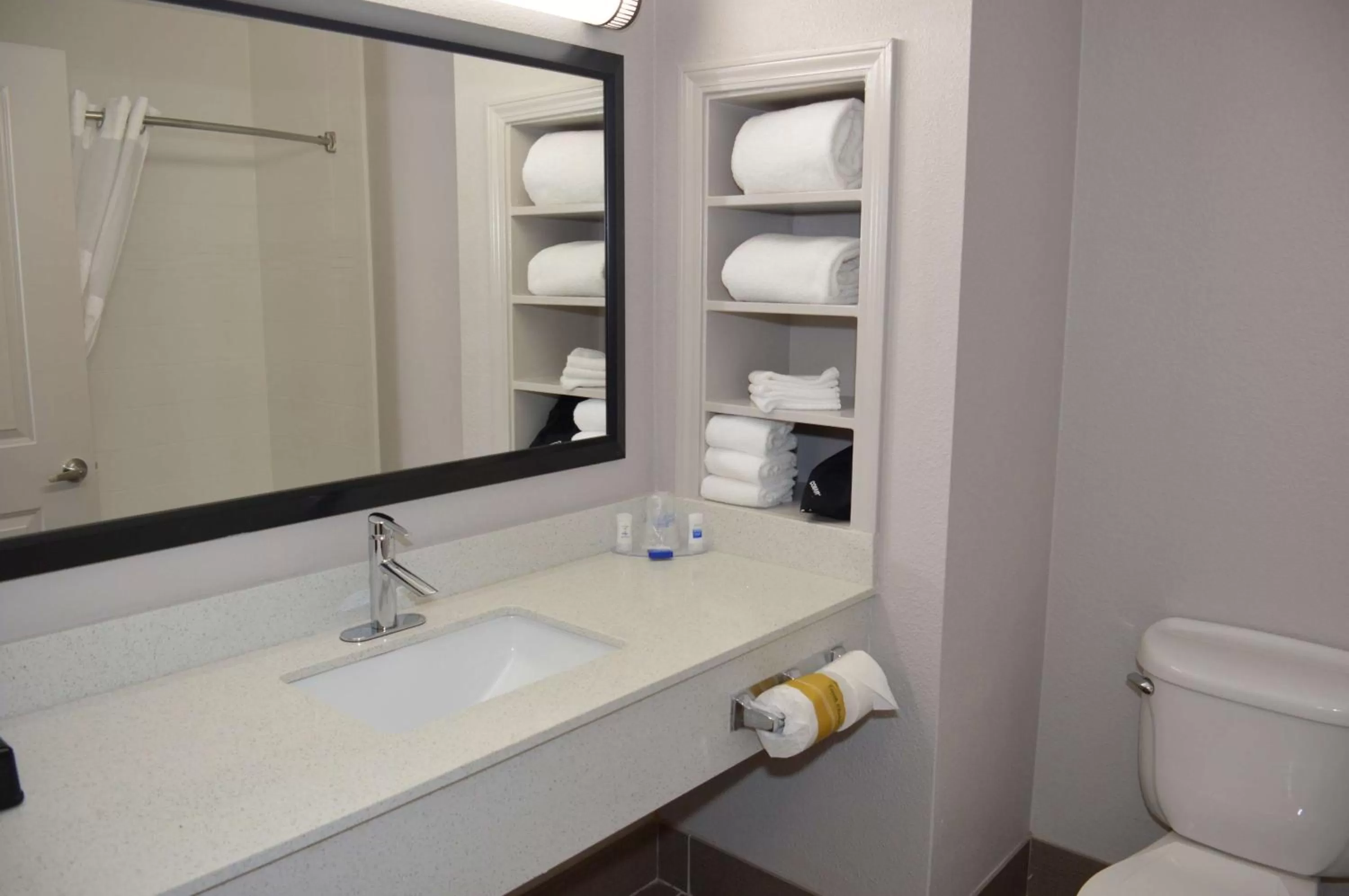Bathroom in Best Western Plus Longview – University Hotel