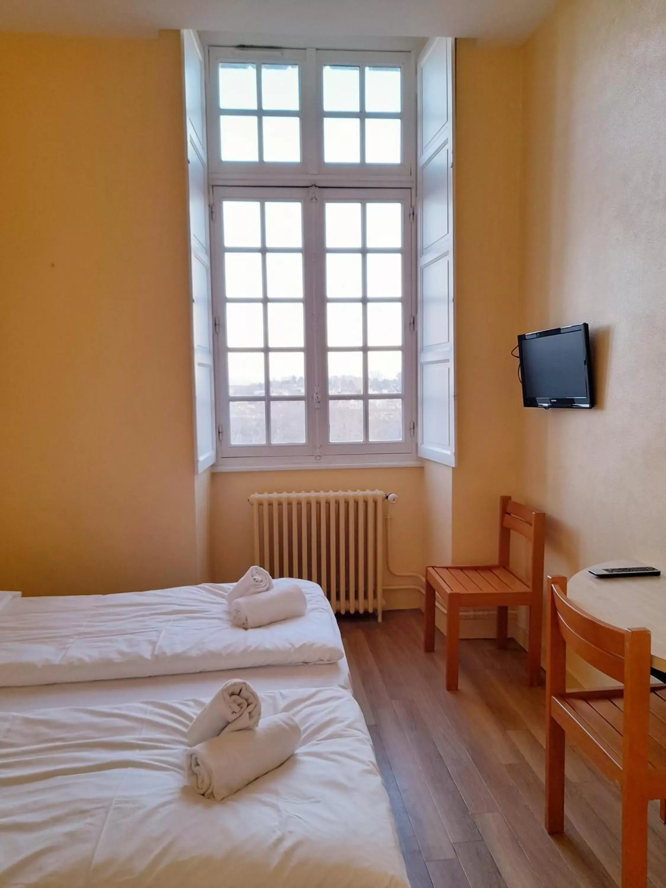 Double Room in Hôtellerie Saint Yves Double Room in Hôtellerie Saint Yves