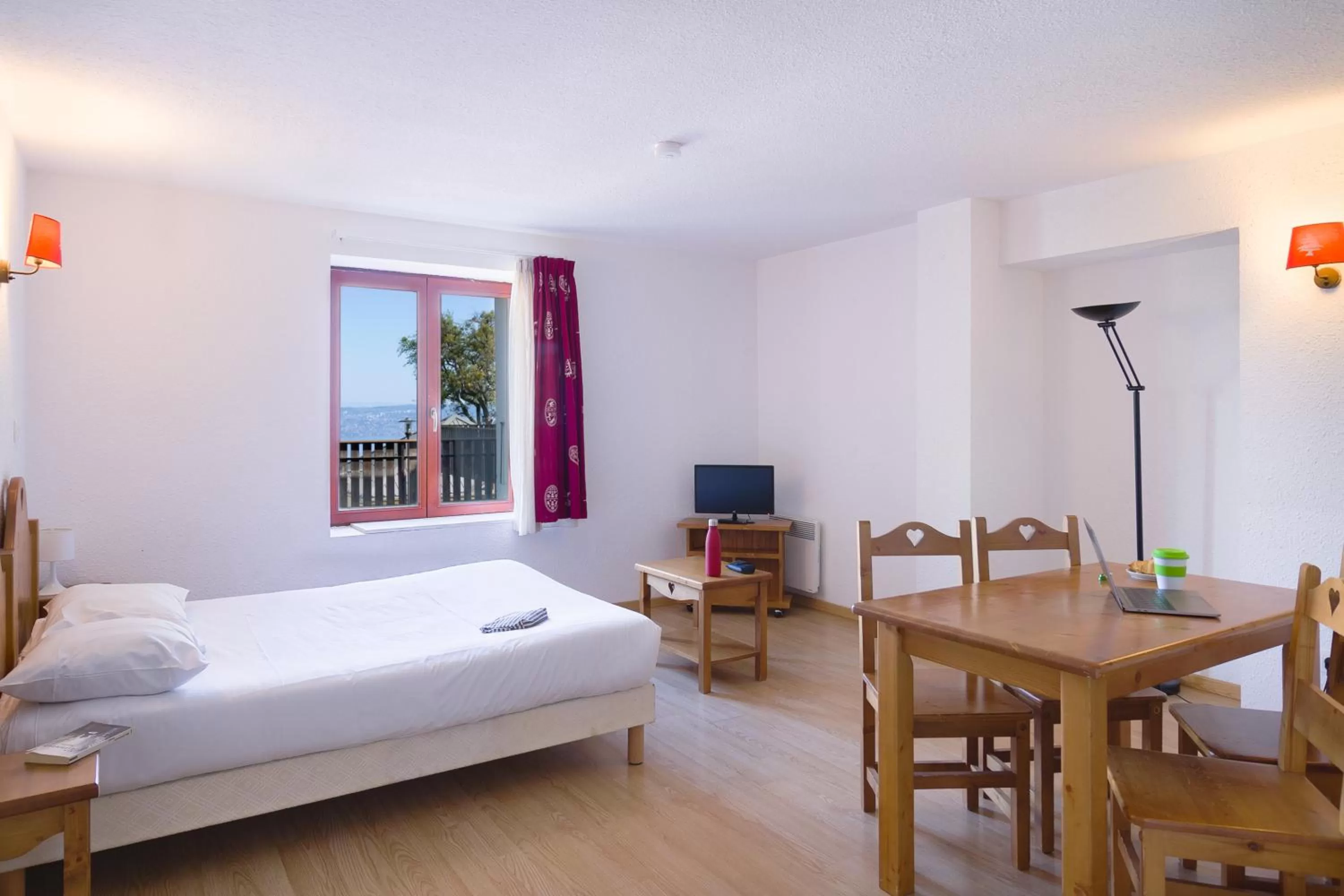 Photo of the whole room, Bed in Garden & City Evian - Lugrin