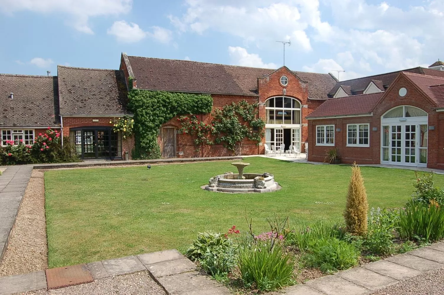 Garden in Kings Court Hotel Alcester, BW Signature Collection