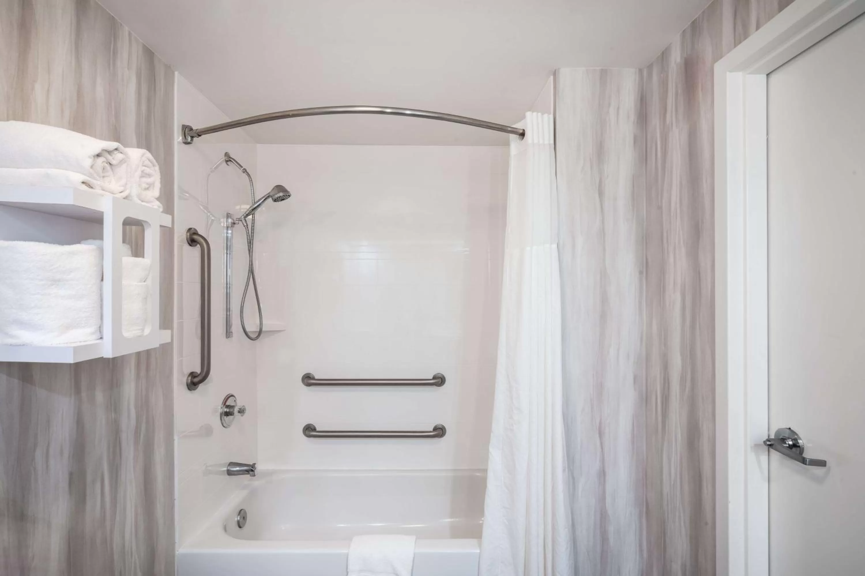 Bathroom in Hampton Inn & Suites Amelia Island-Historic Harbor Front