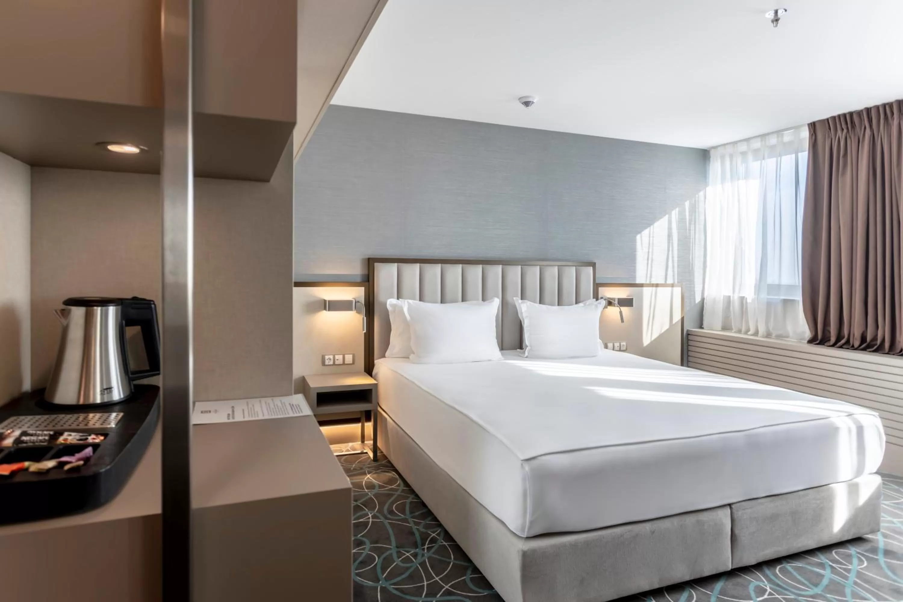 Coffee/tea facilities, Bed in Hotel Bulgaria