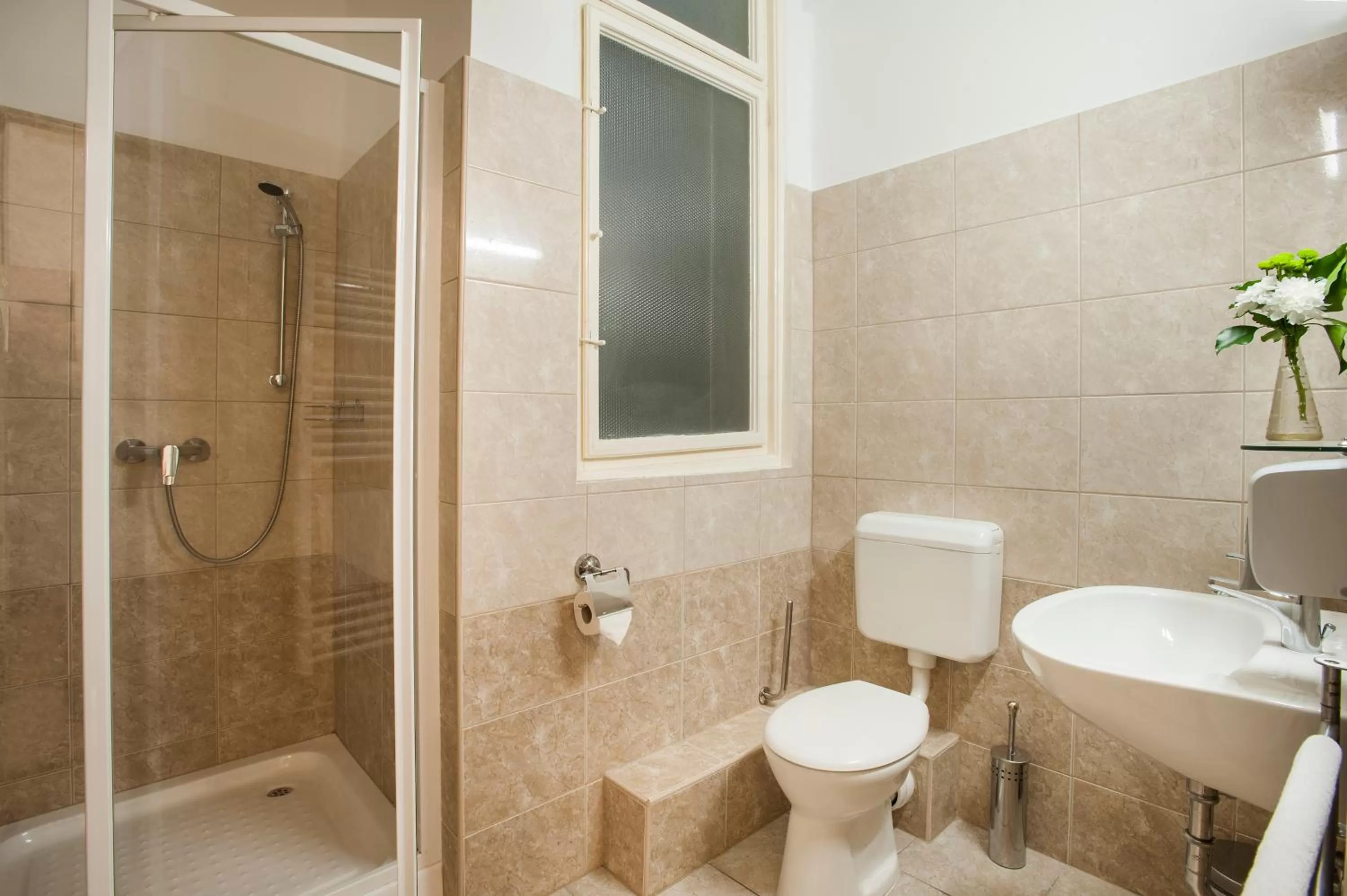 Shower in Baross City Hotel - Budapest