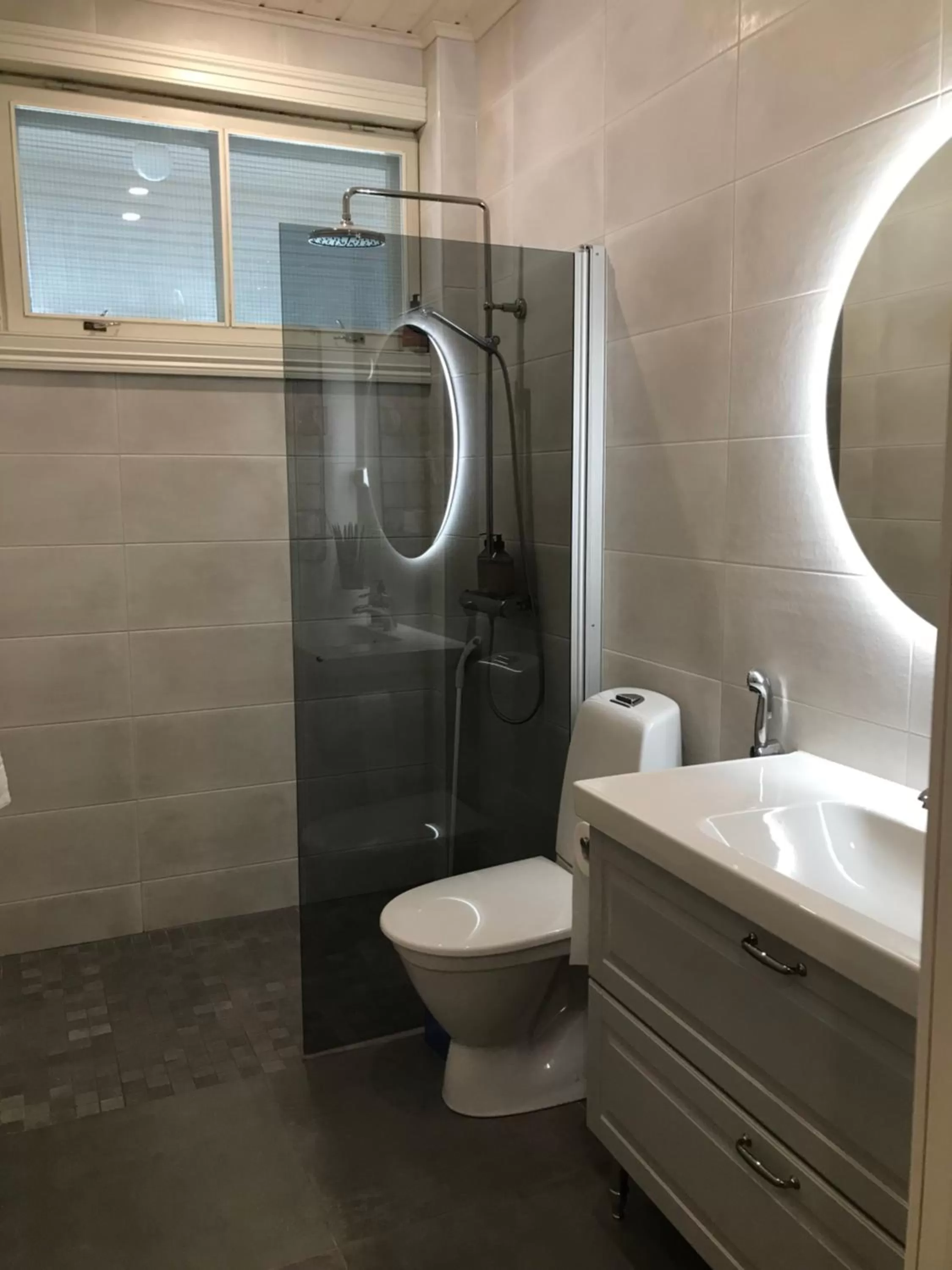 Shower in Vanha pappila Hetki Oy