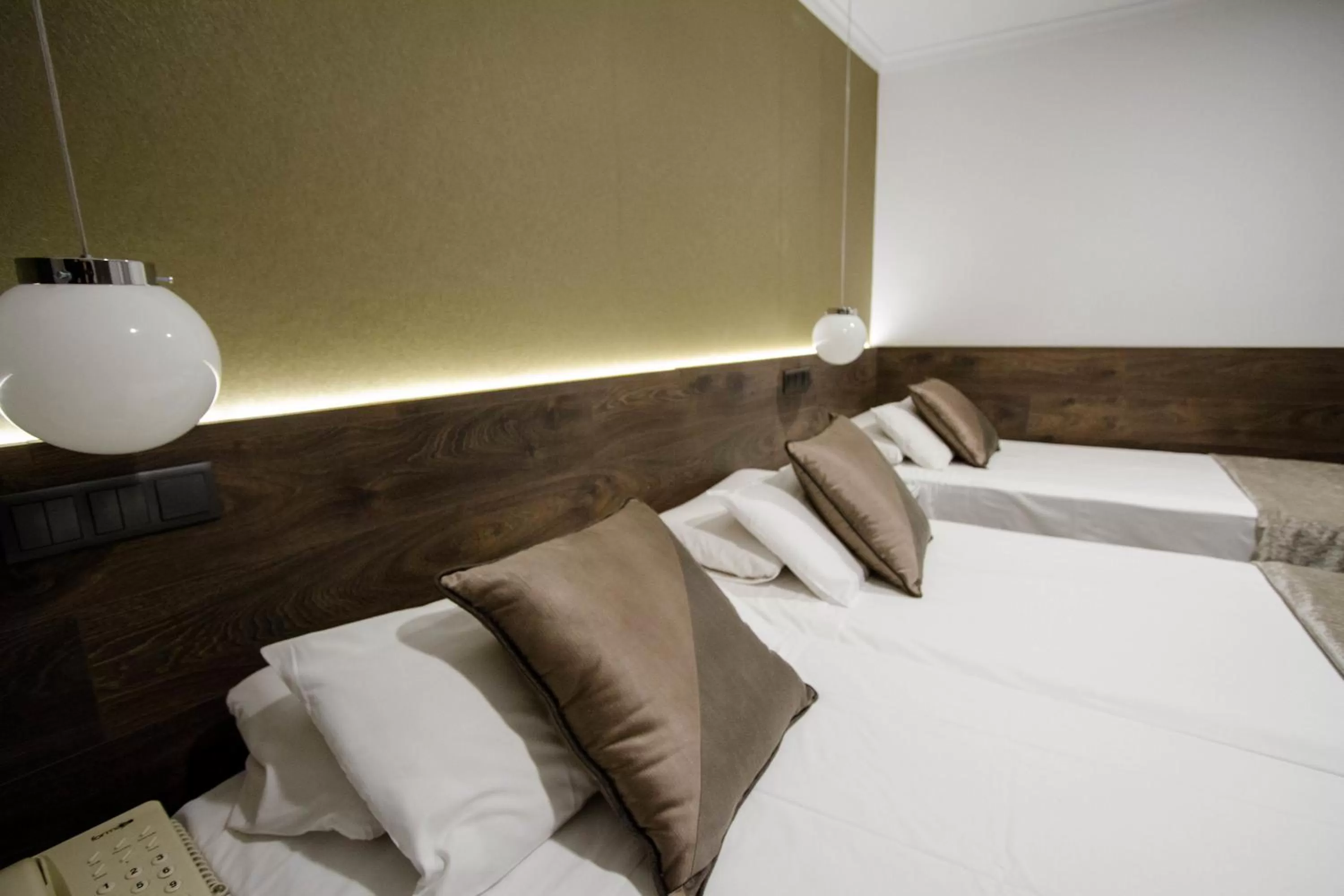 Bedroom, Bed in Moderno