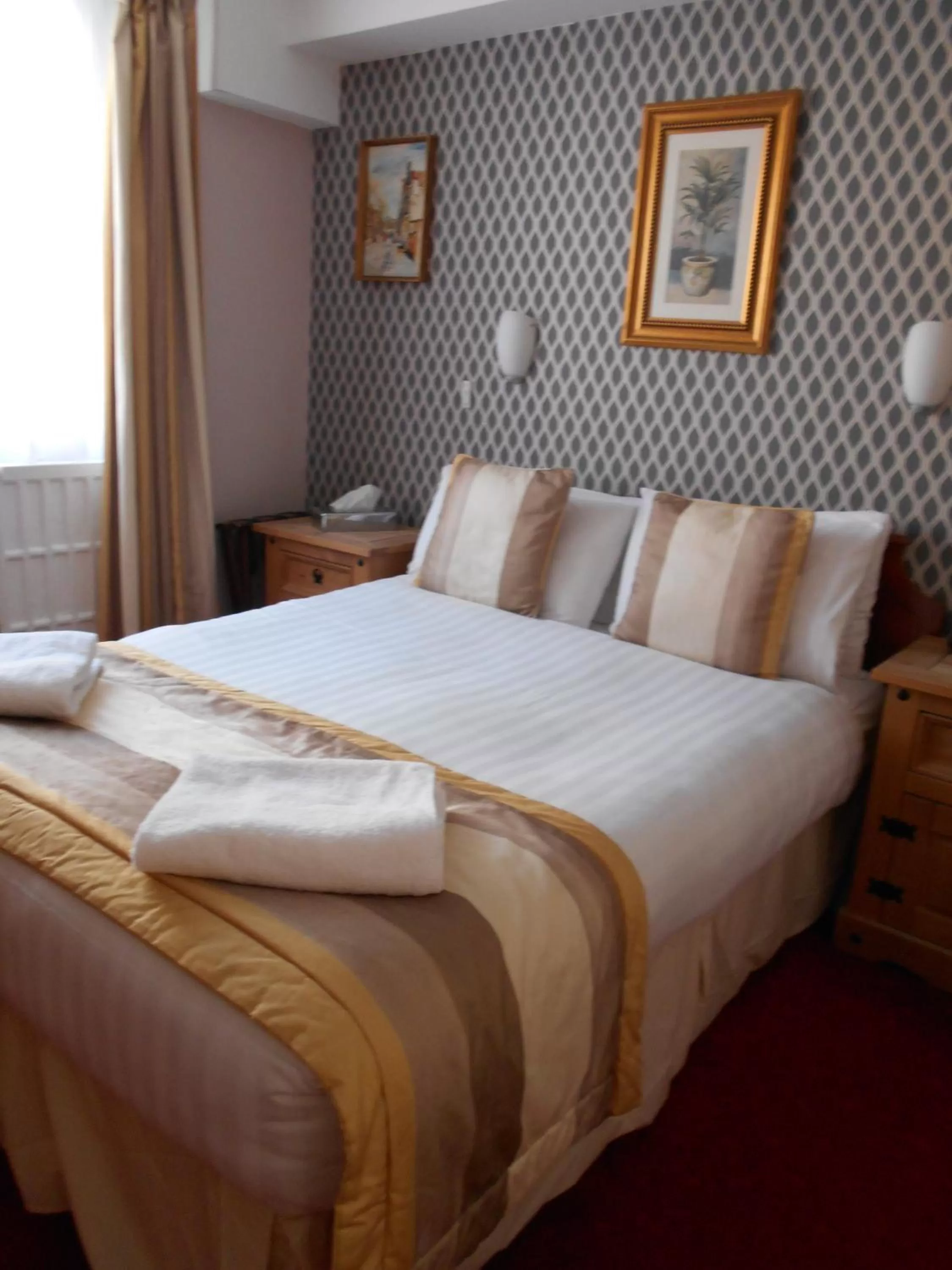 Bed in Parkwood Hotel