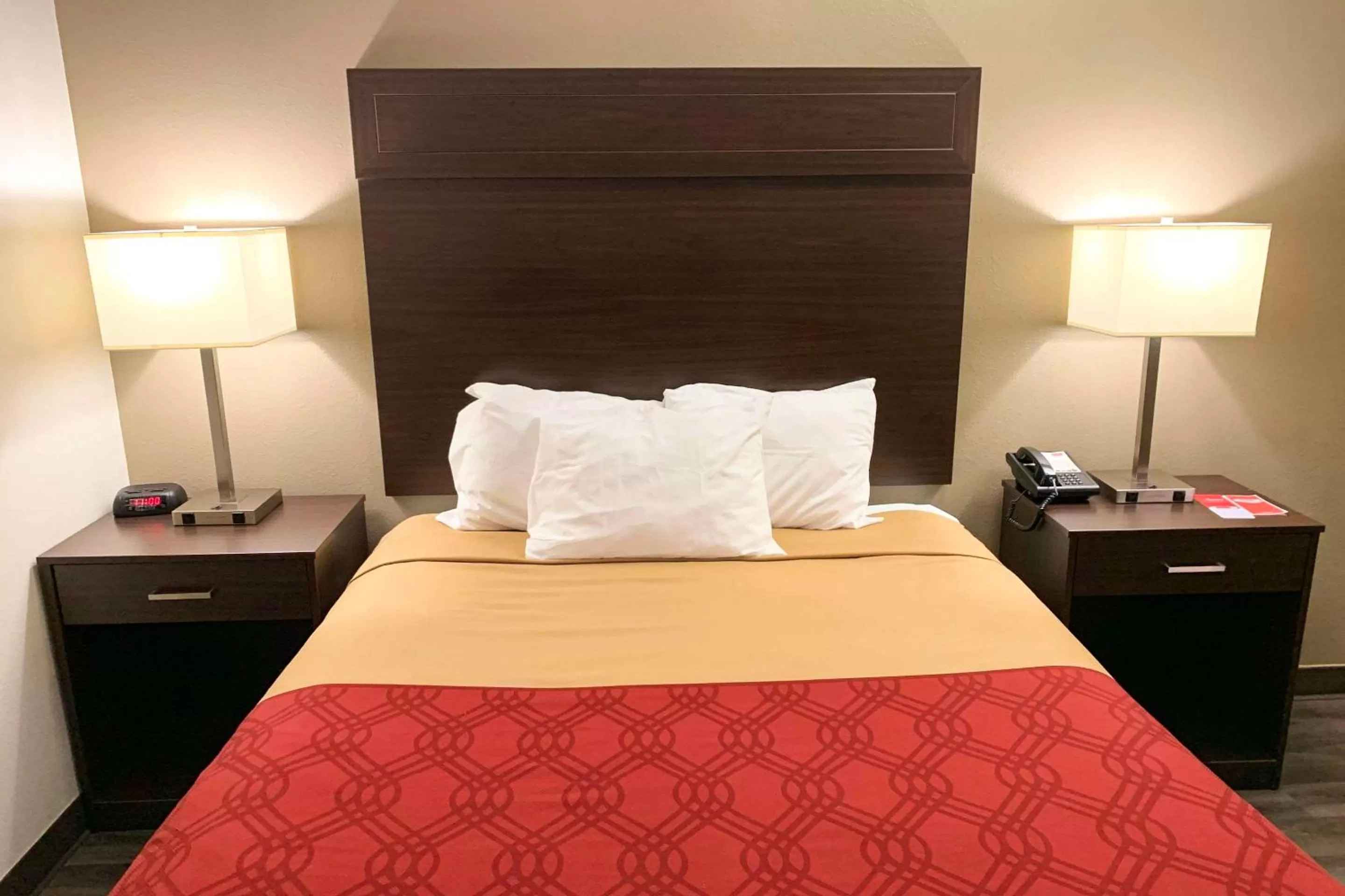 Bedroom, Bed in Econo Lodge Portland Downtown