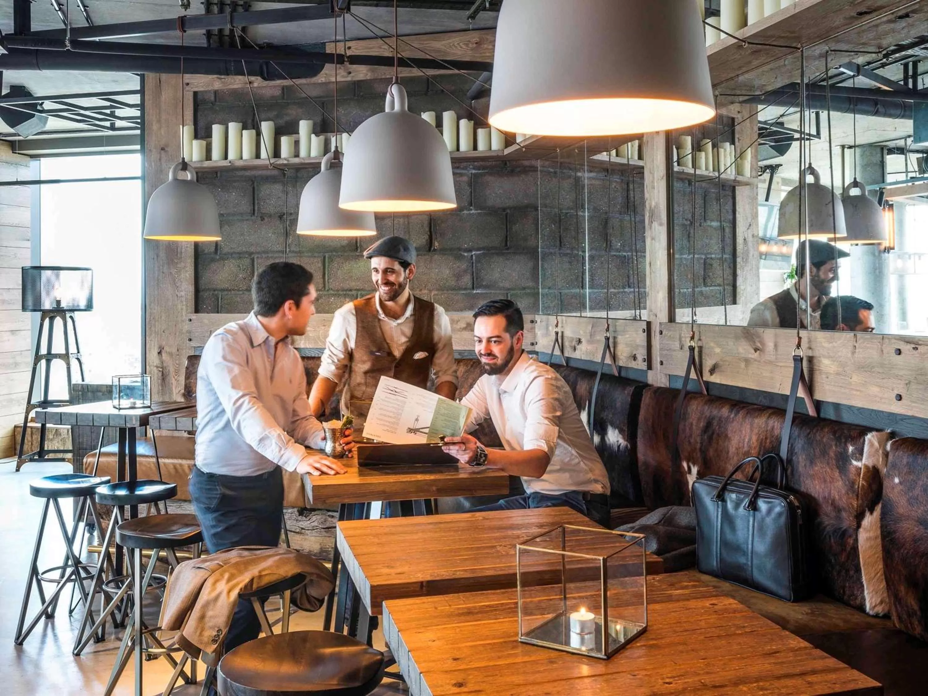 Lounge or bar in Novotel London Canary Wharf