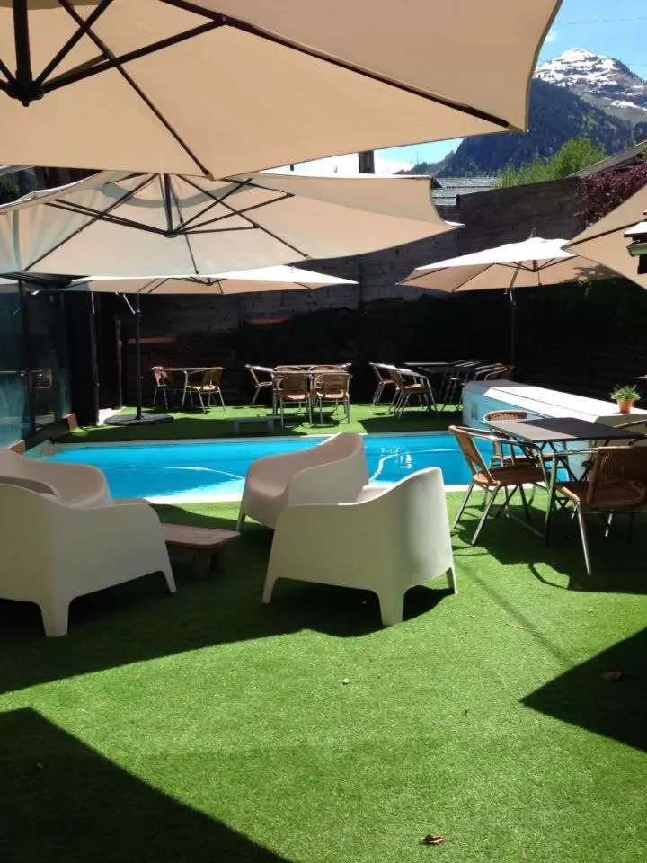 Patio in Hôtel La Chaumière