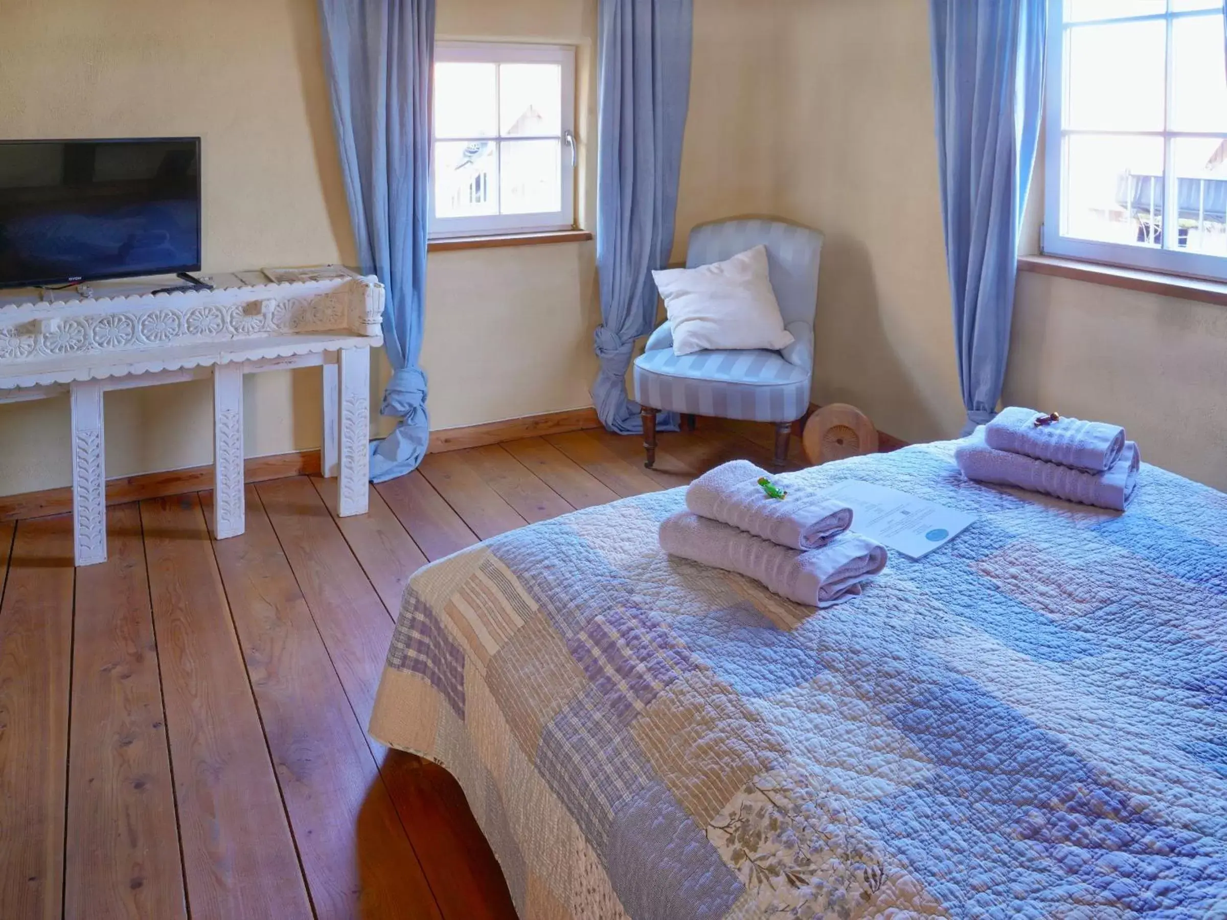 Standard Double Room with Shared Bathroom in Stevenson House Bed and Breakfast Standard Double Room with Shared Bathroom in Stevenson House Bed and Breakfast