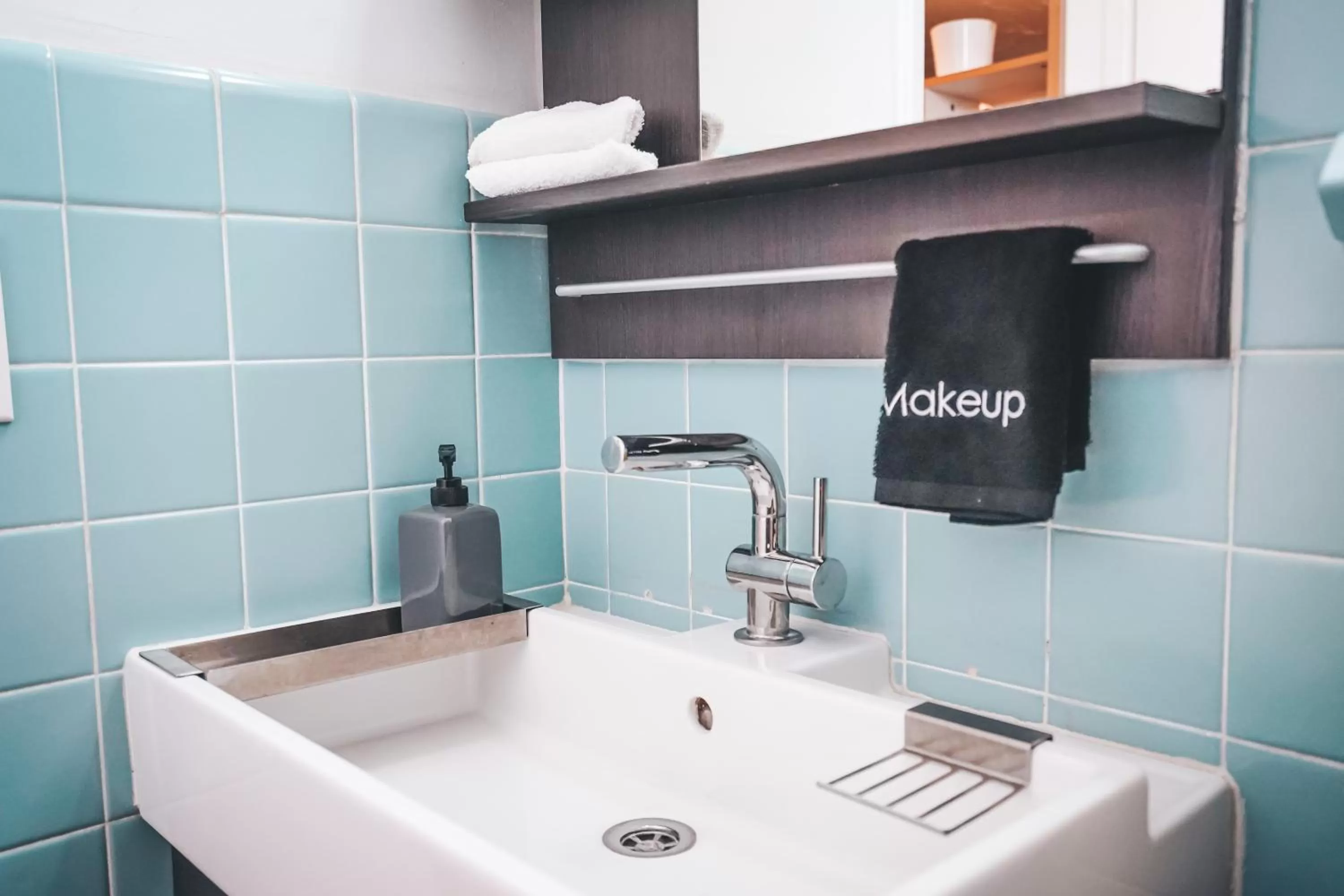 Bathroom in Hollywood Light Haven Lodge