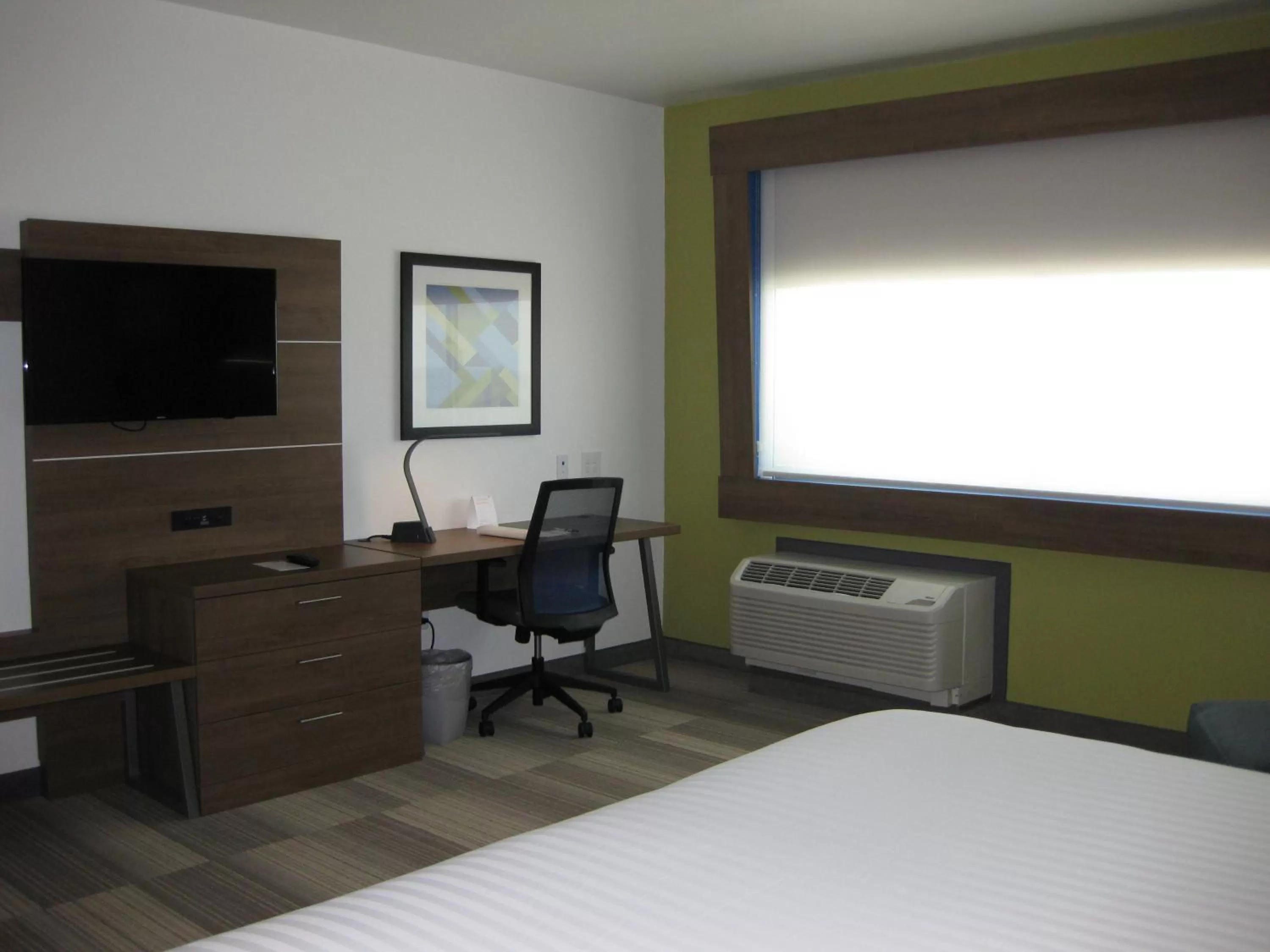 Bedroom in Holiday Inn Express & Suites - Houston NW - Cypress Grand Pky by IHG