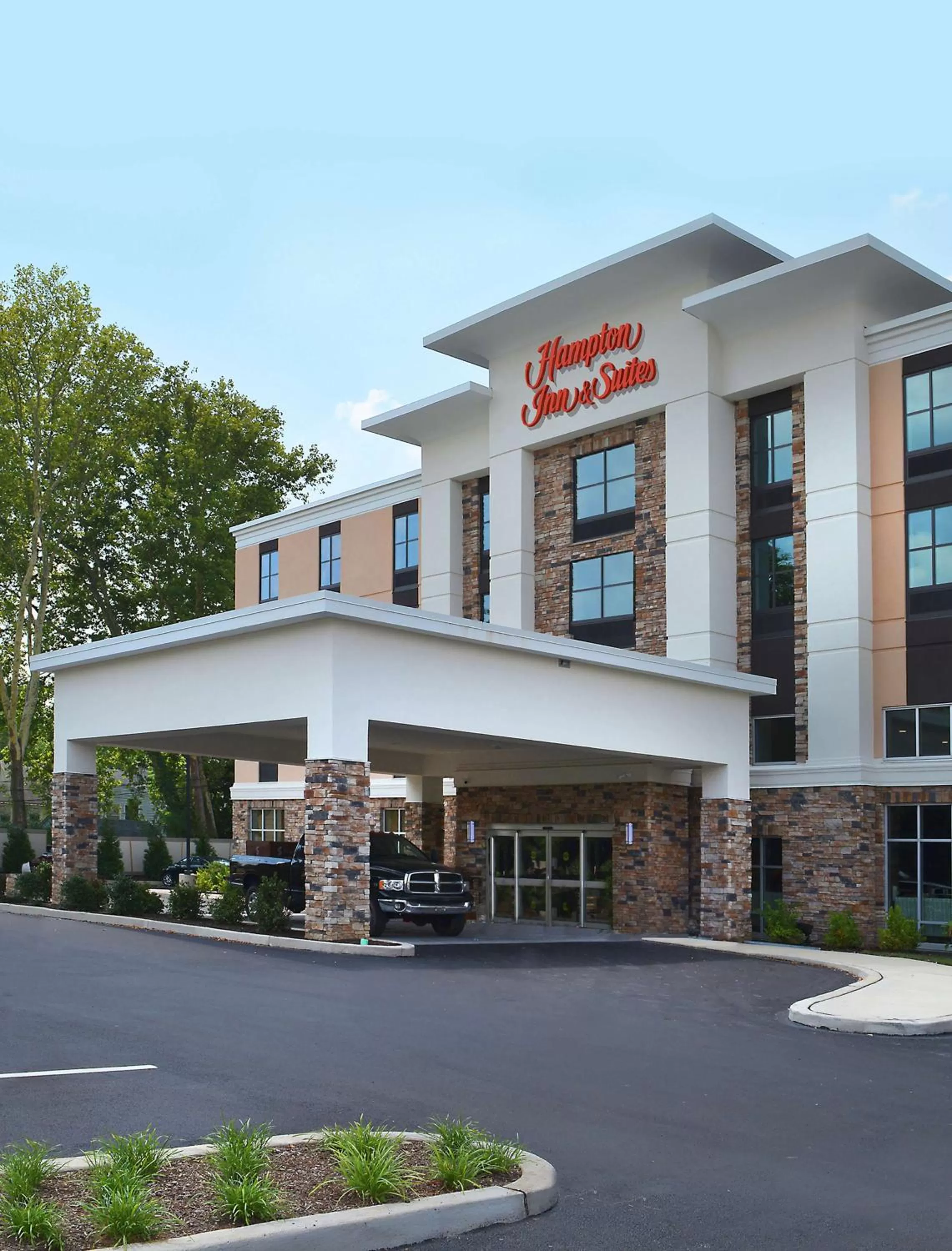 Property building in Hampton Inn & Suites Philadelphia/Media