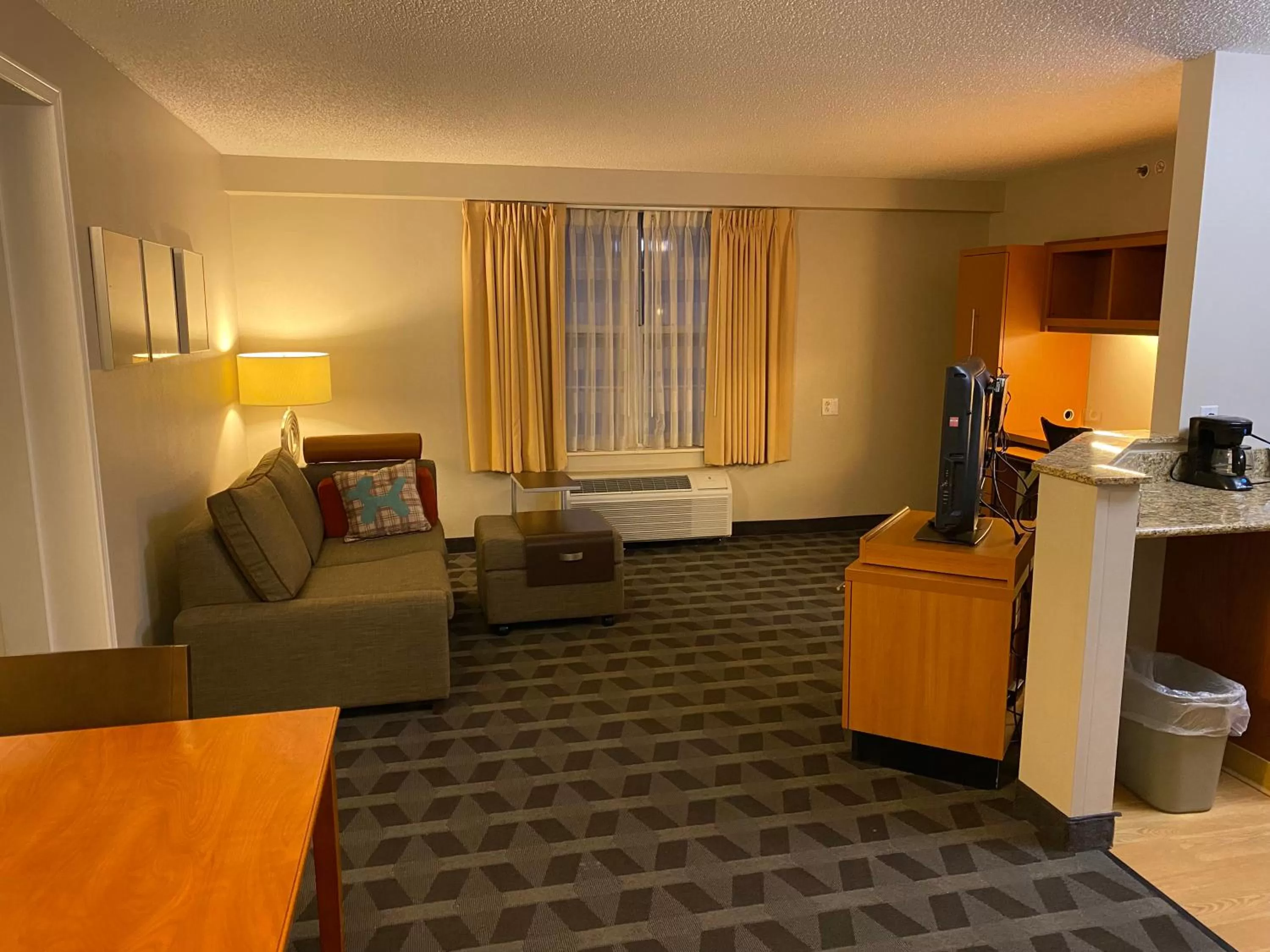 TV and multimedia, Bed in MainStay Suites Middleburg Heights Cleveland Airport