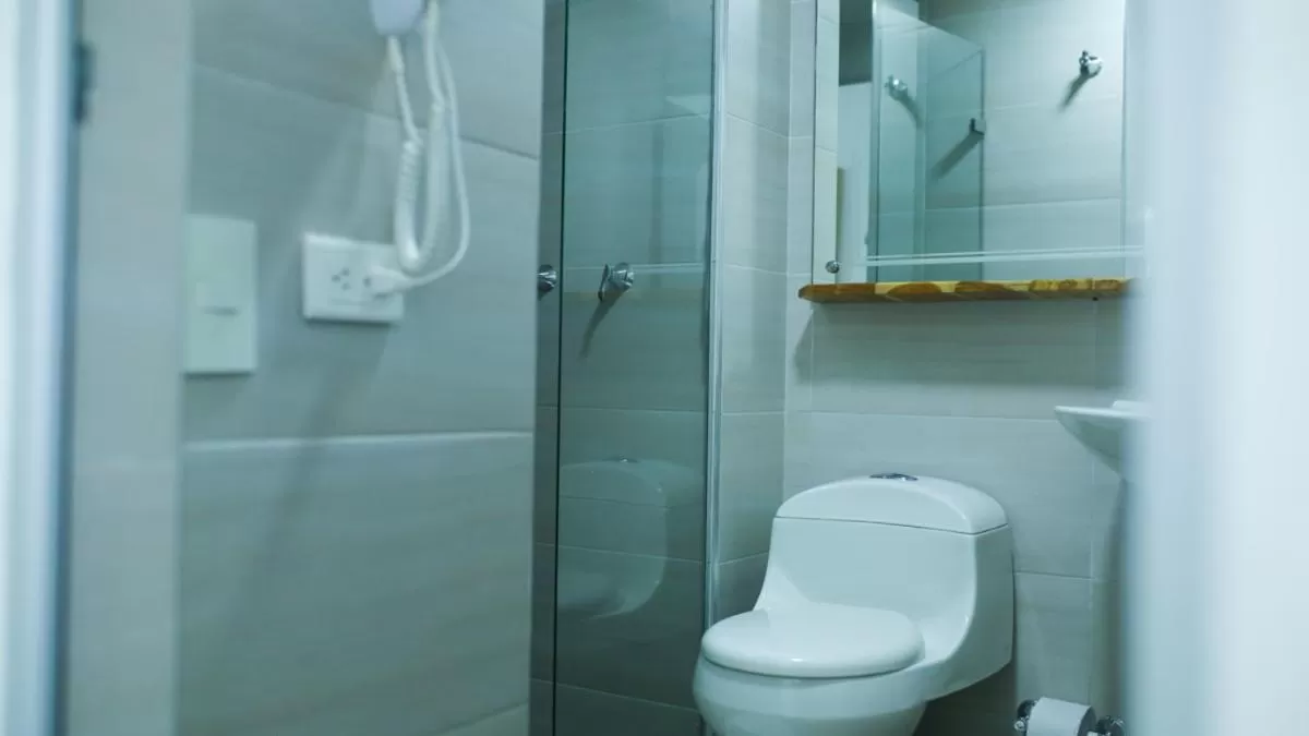 Bathroom in Kamaleb Farallones Hotel