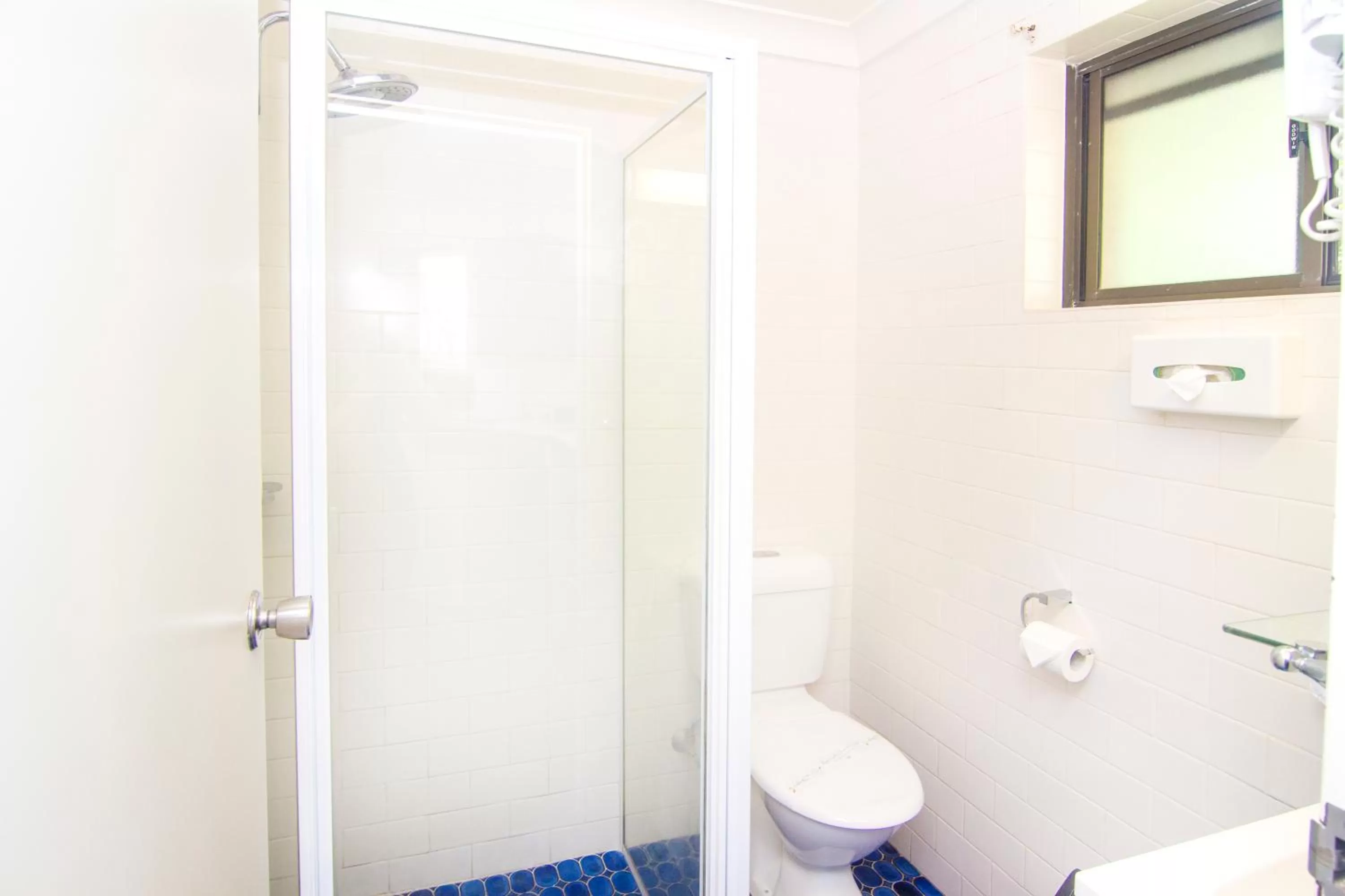 Bathroom in Crescent Motel Taree