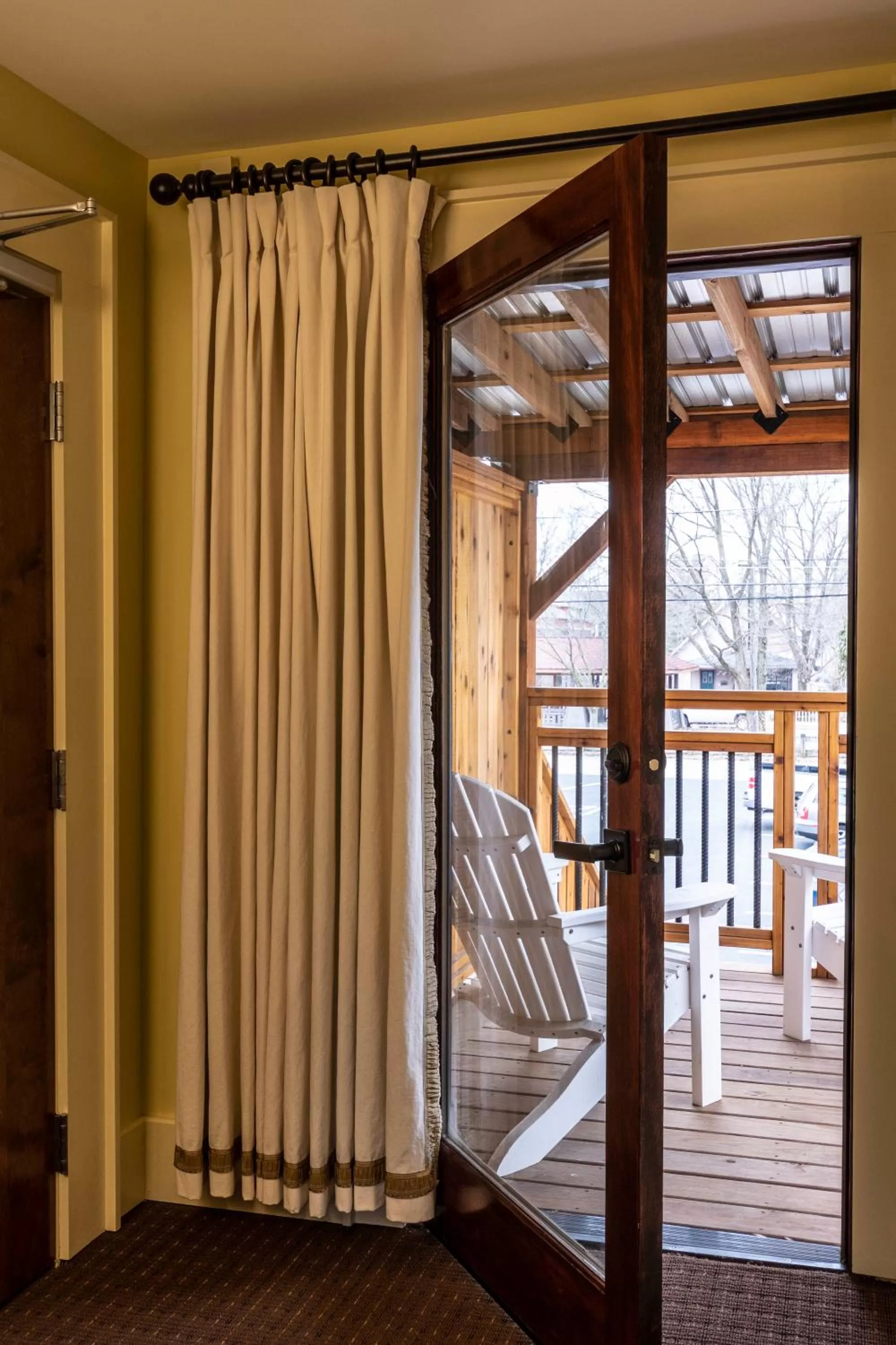 Balcony/Terrace, Bed in Hotel Broad Ripple